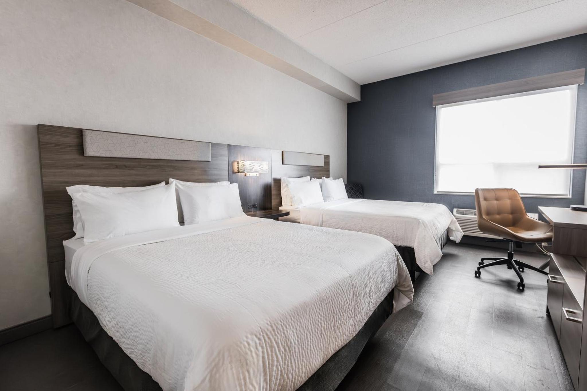 Standard Room with Two Queen Beds - Photo 30