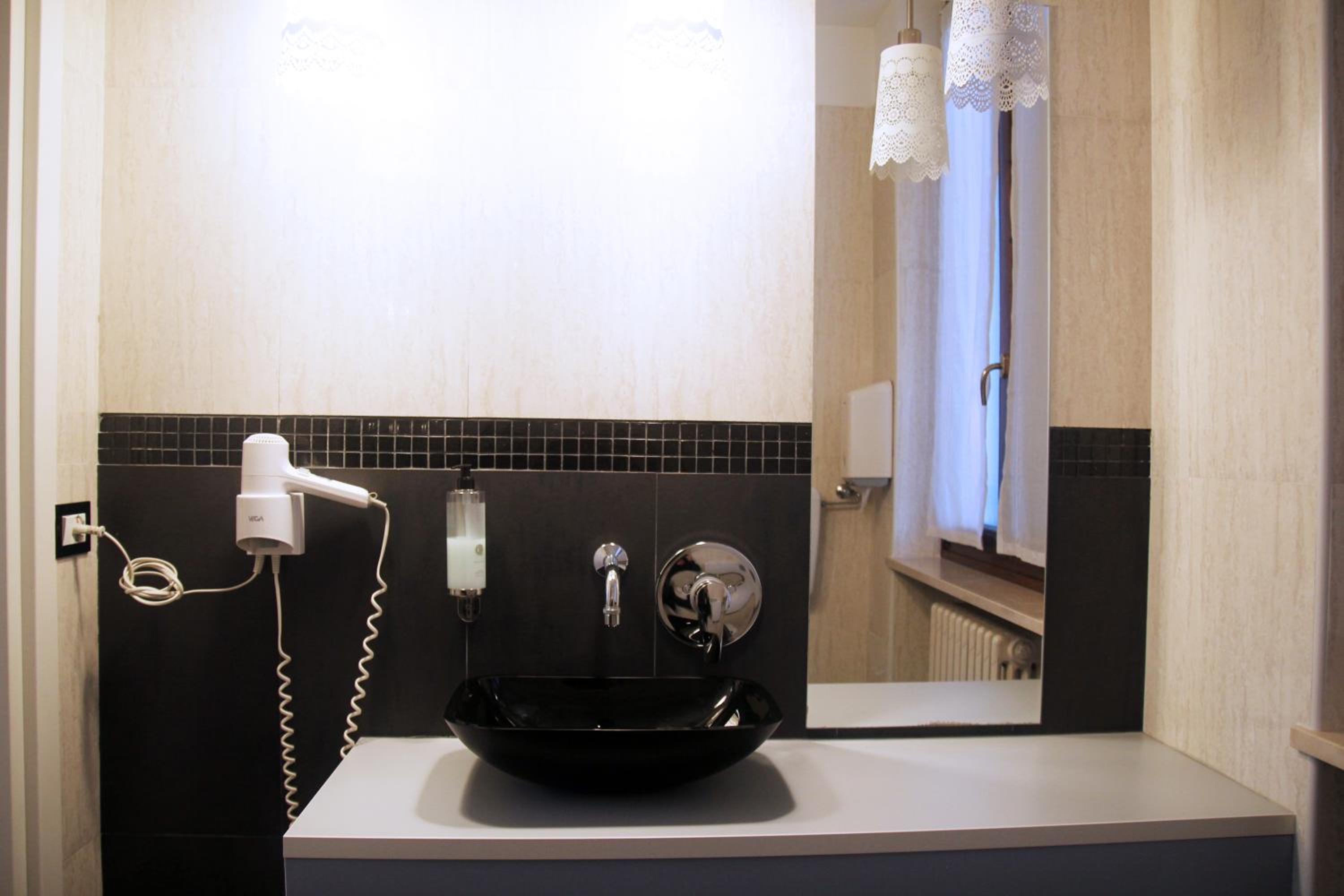 Double Room with Private Bathroom - Photo 15