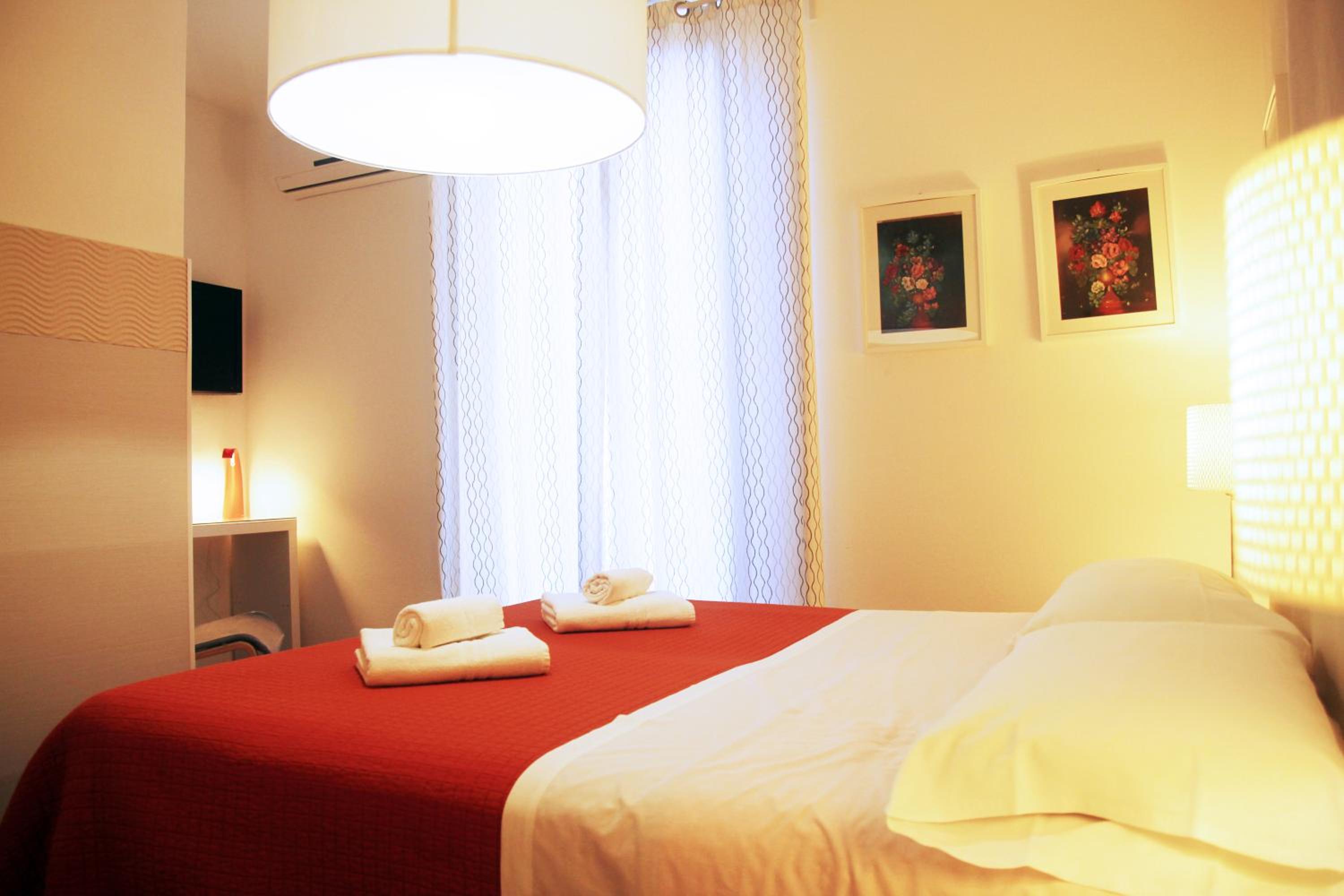 Double Room with Private Bathroom - Photo 2