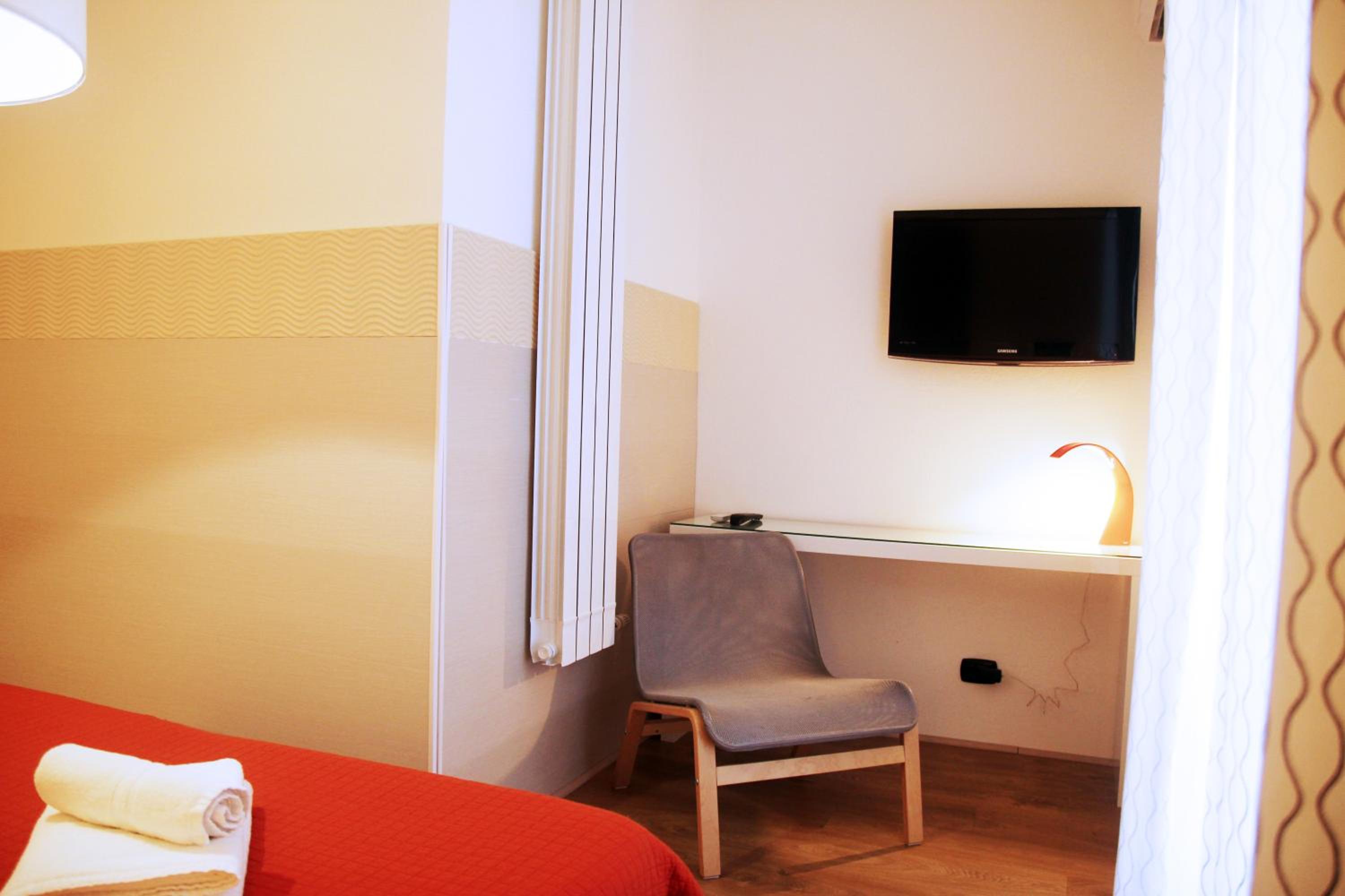 Double Room with Private Bathroom - Photo 16