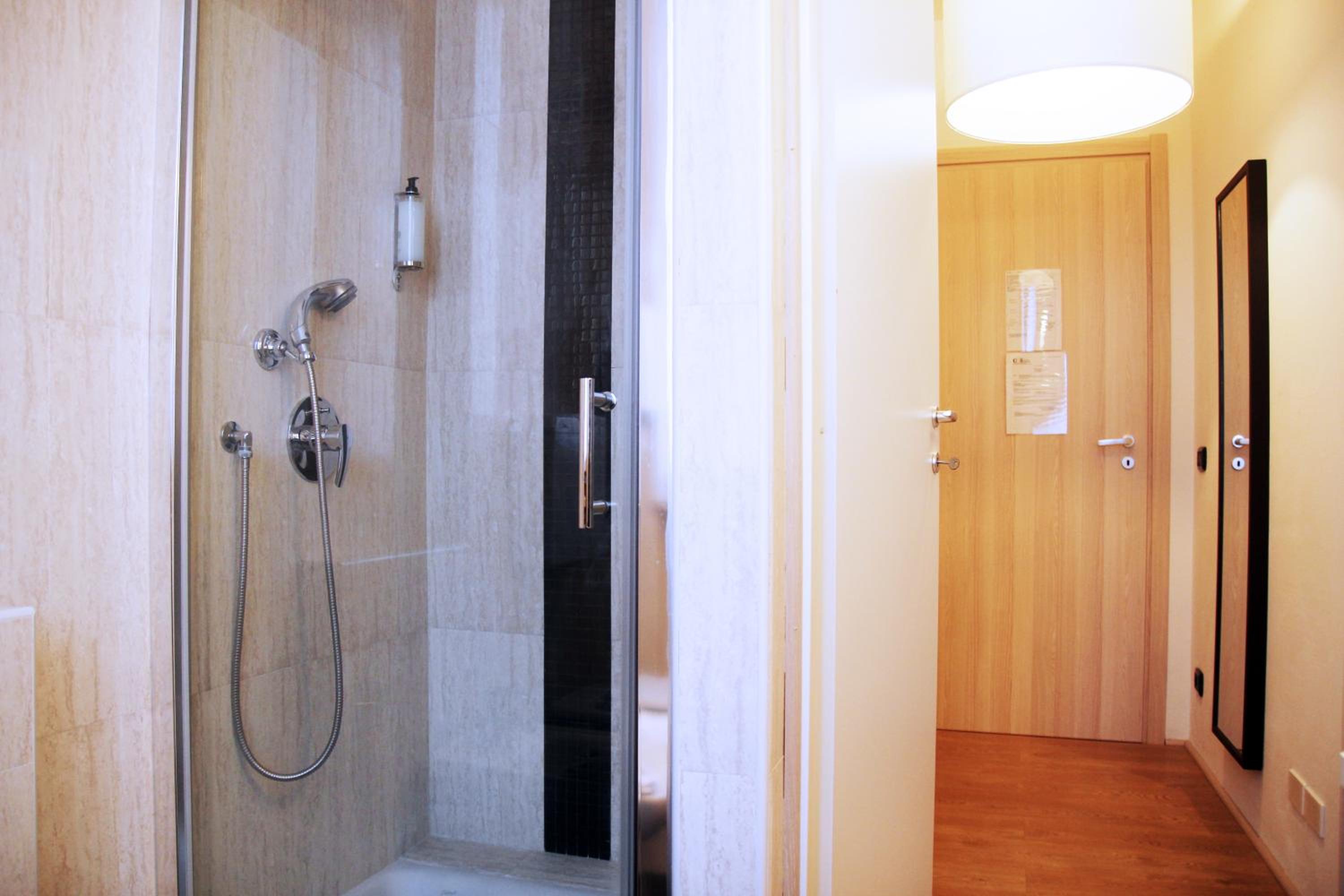 Double Room with Private Bathroom - Photo 13