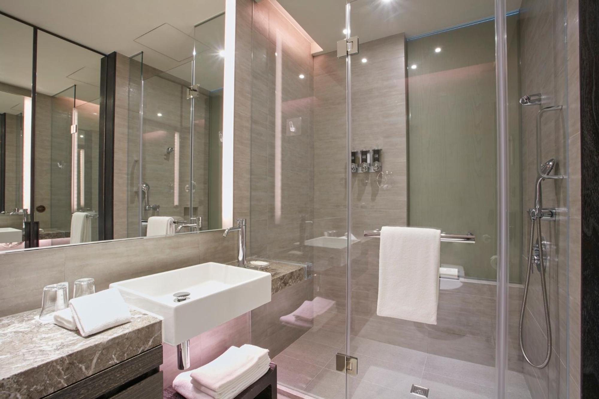 Deluxe King Room - Photo 2