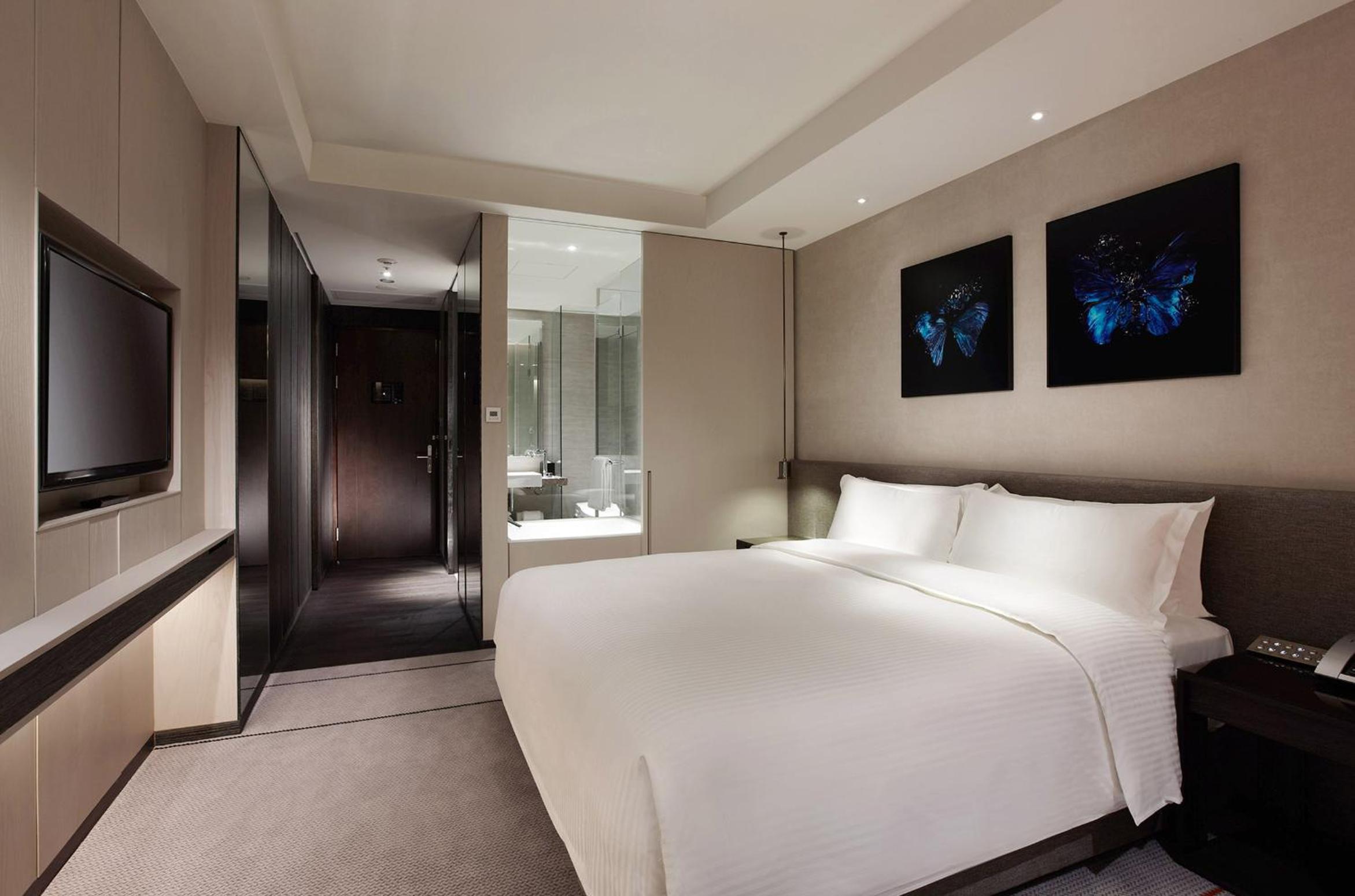 Deluxe King Room with Landmark View - Photo 2