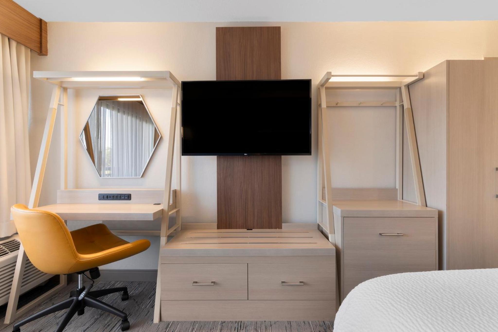 King Room - Mobility Access/Roll in Shower - Non-Smoking