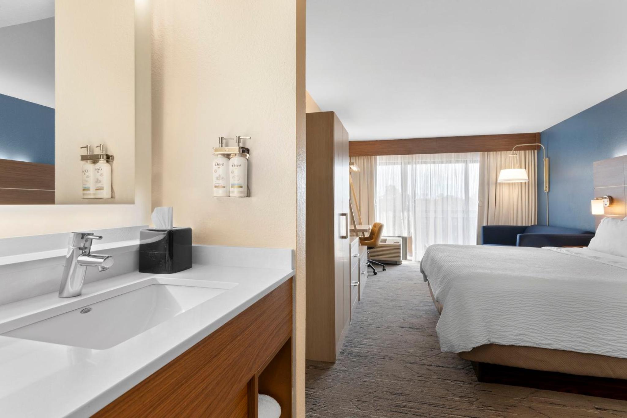King Room - Mobility Access/Roll in Shower - Non-Smoking