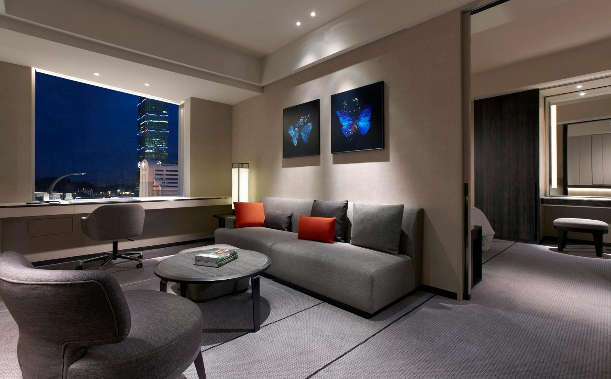 Deluxe King Suite with Landmark View