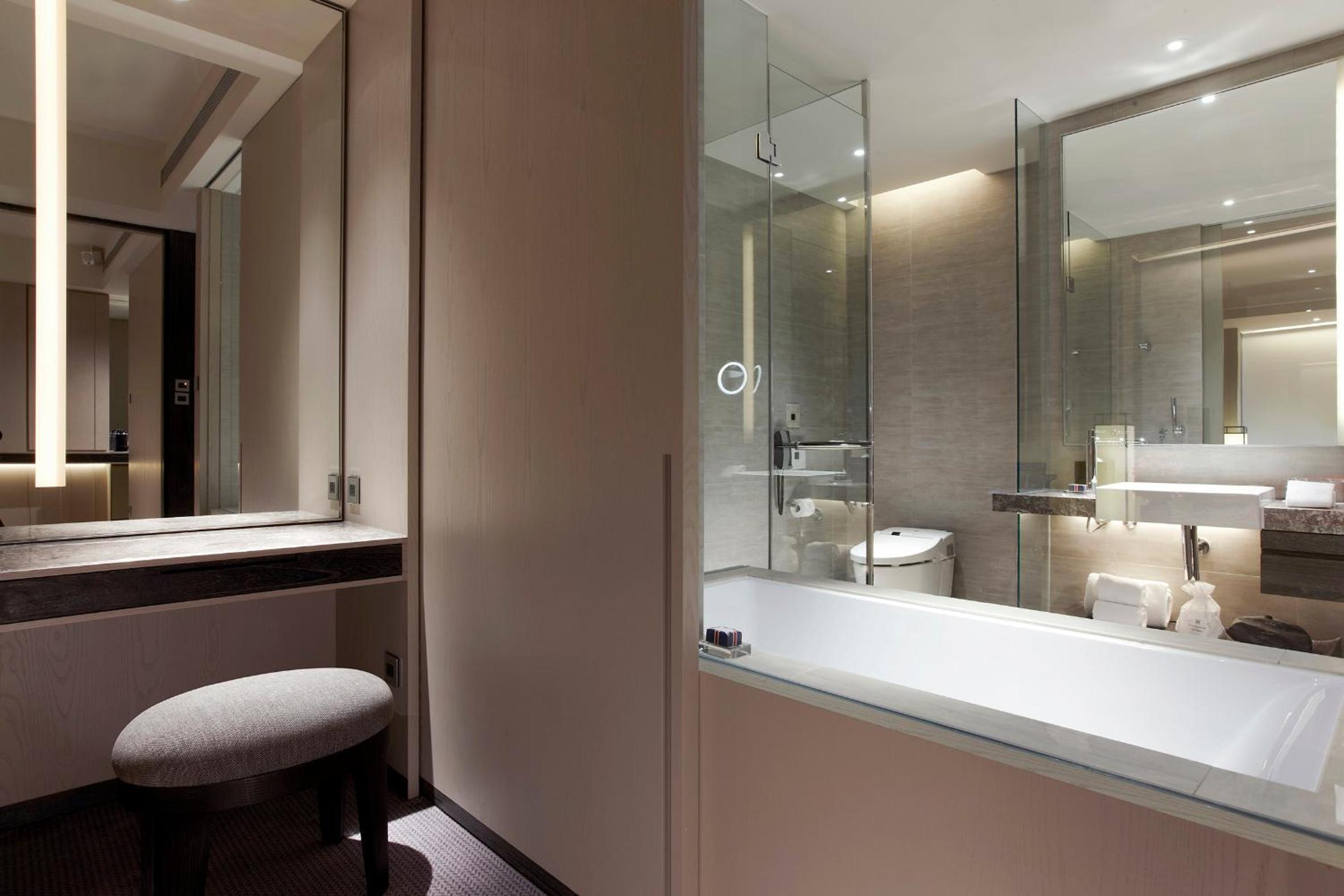 Deluxe King Suite with Landmark View