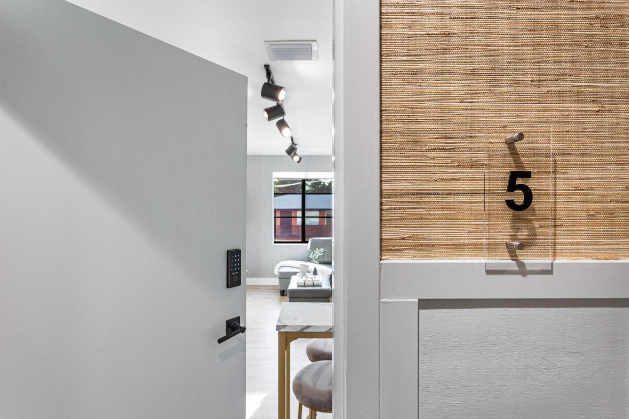 Three-Bedroom Apartment with Balcony photo 3