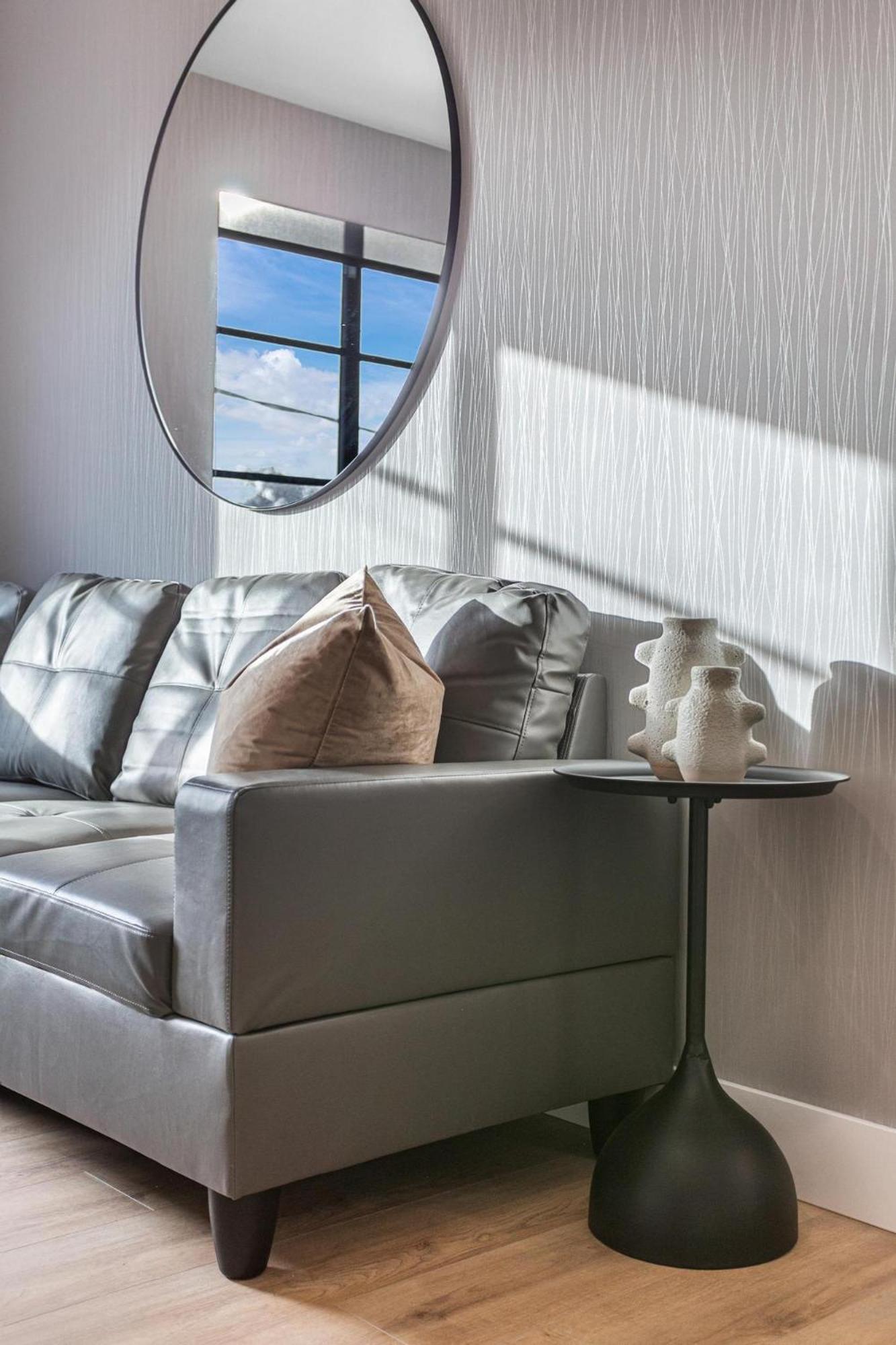 Three-Bedroom Apartment with Balcony photo 2