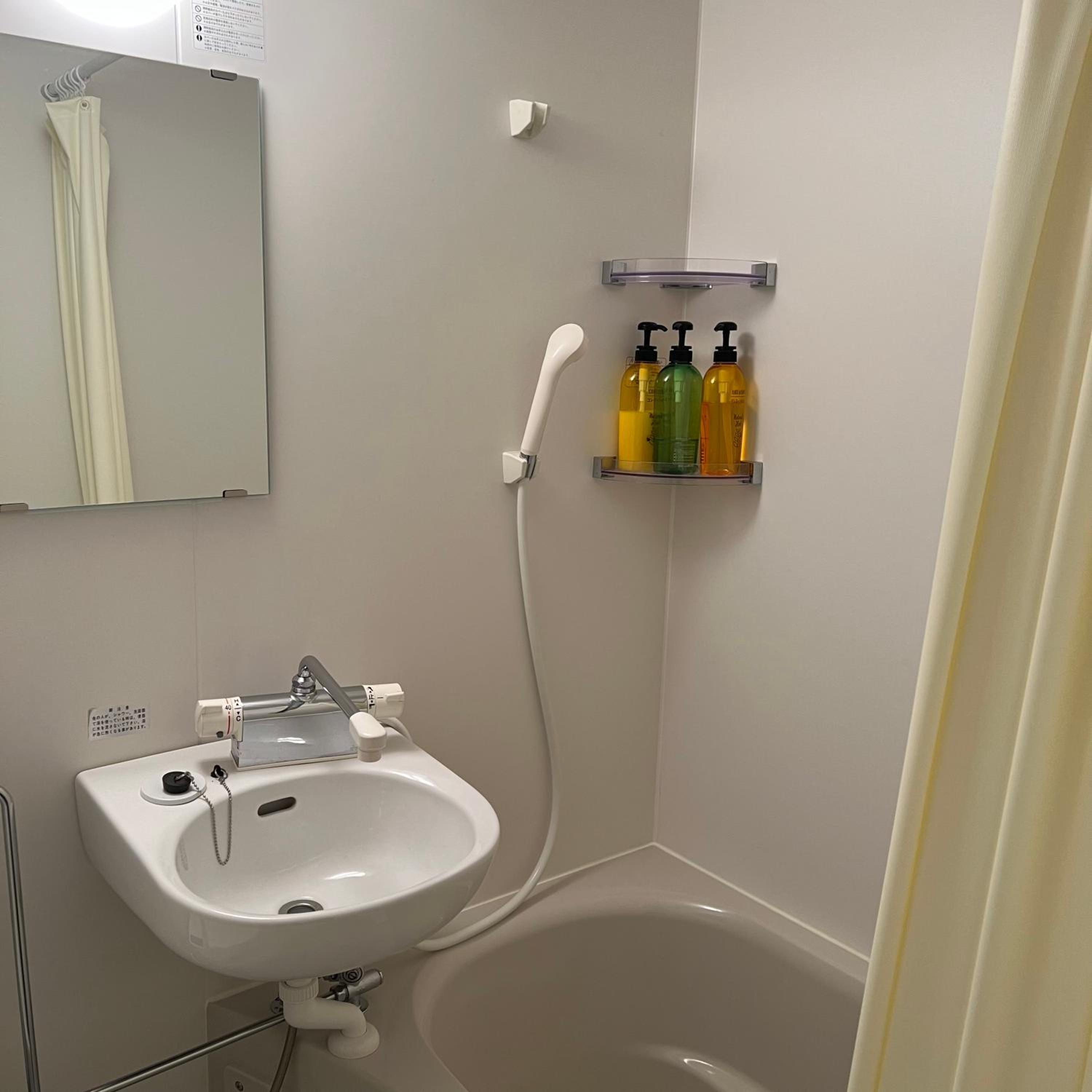 Twin Room with Private Bathroom photo 2