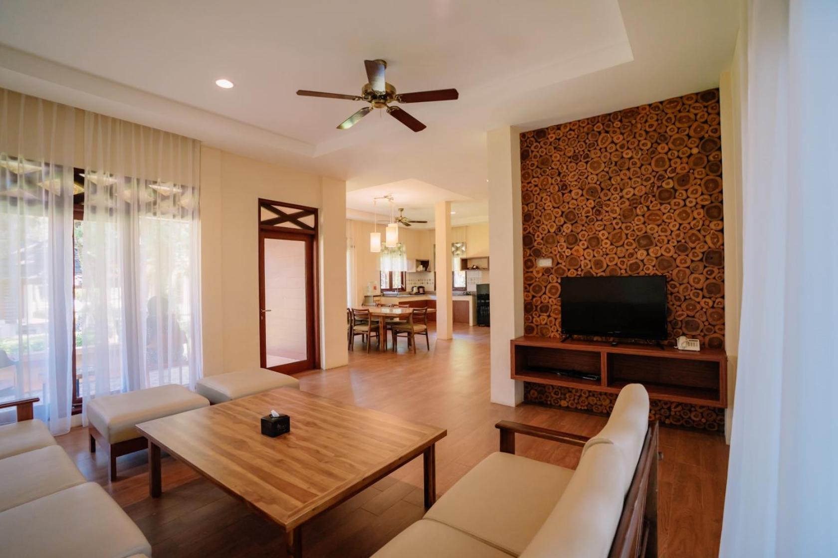 Villa - Photo 1