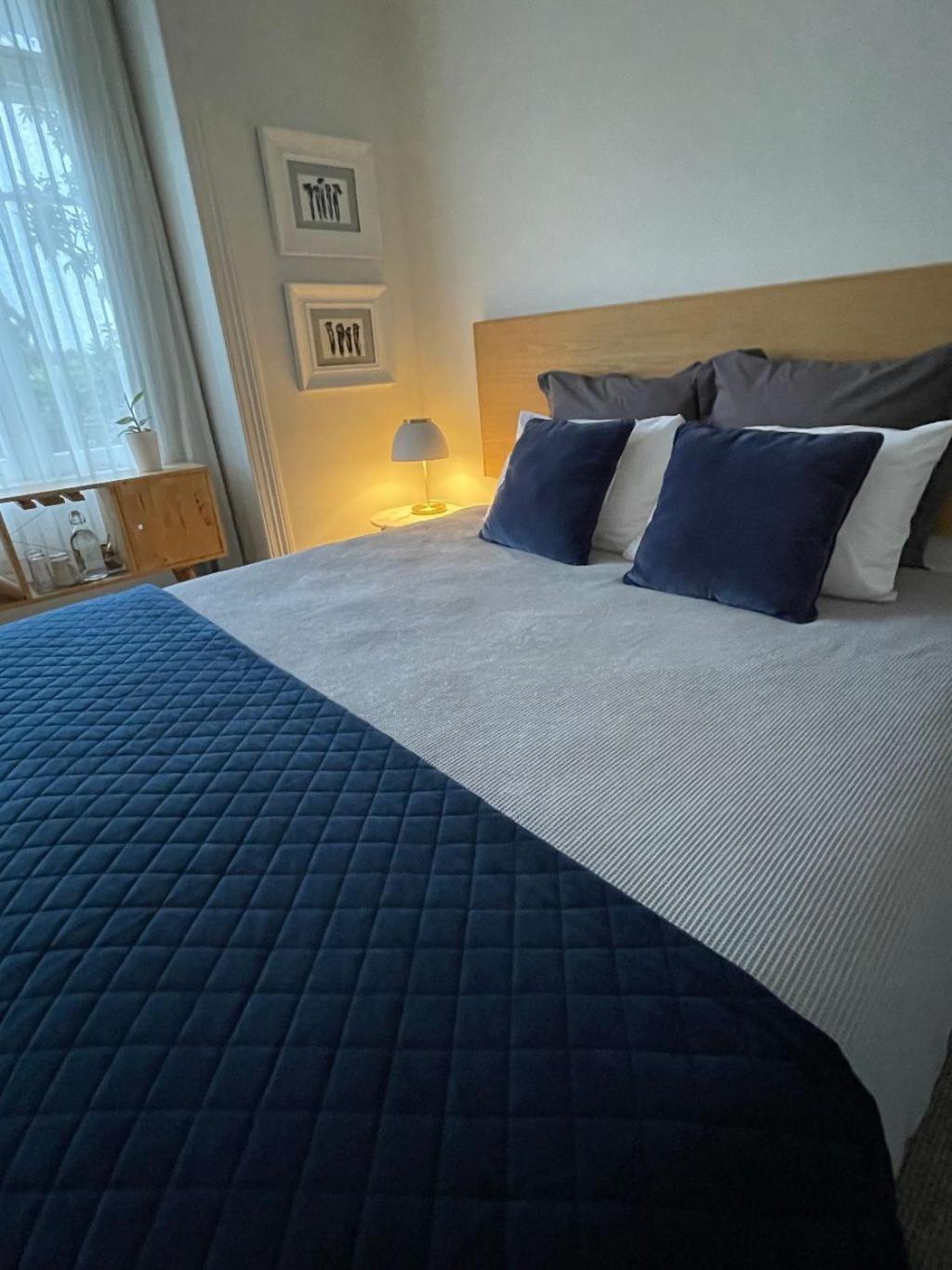 Deluxe King Room - Photo 9