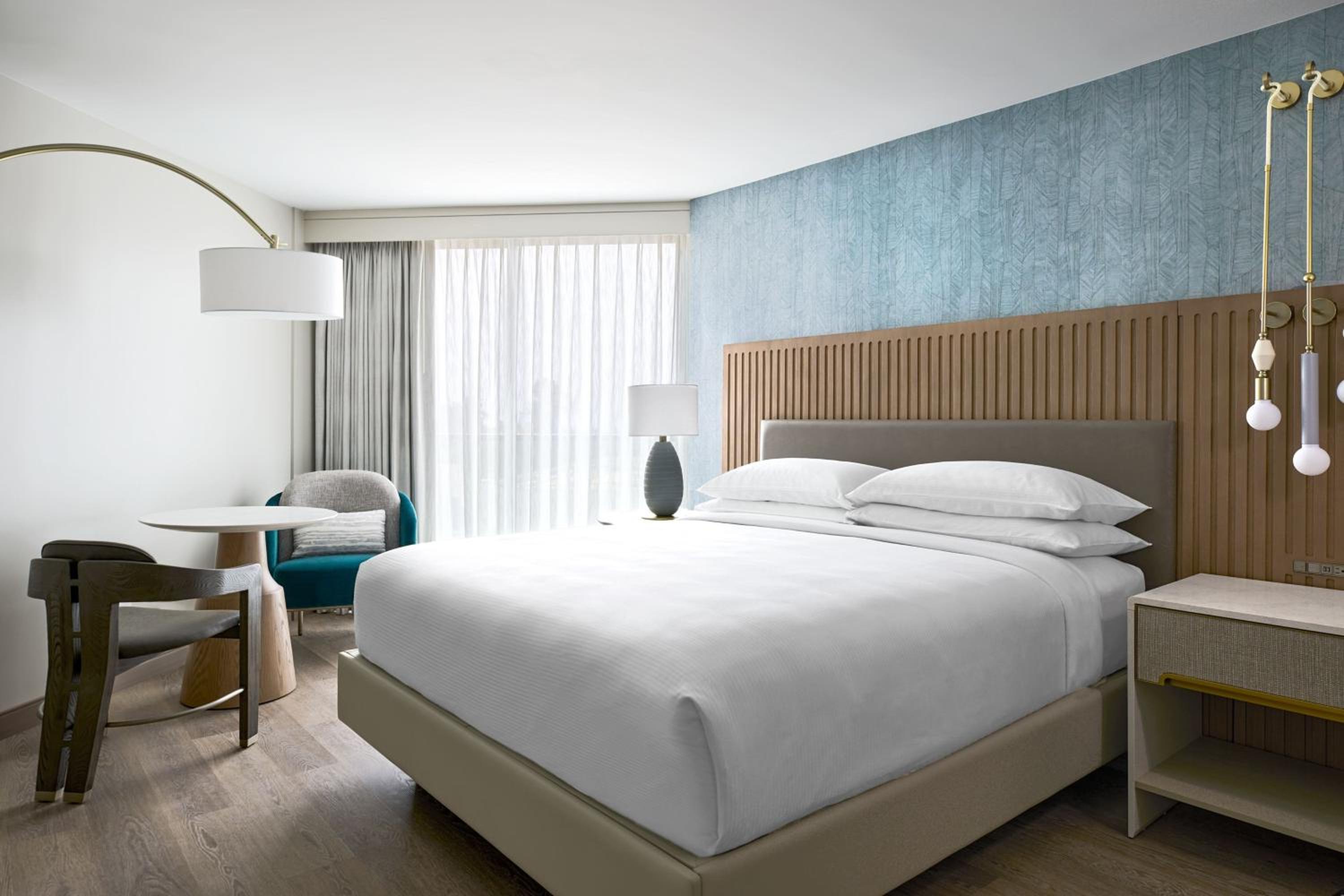 Luxe Suite, 1 King, Pier - Photo 2