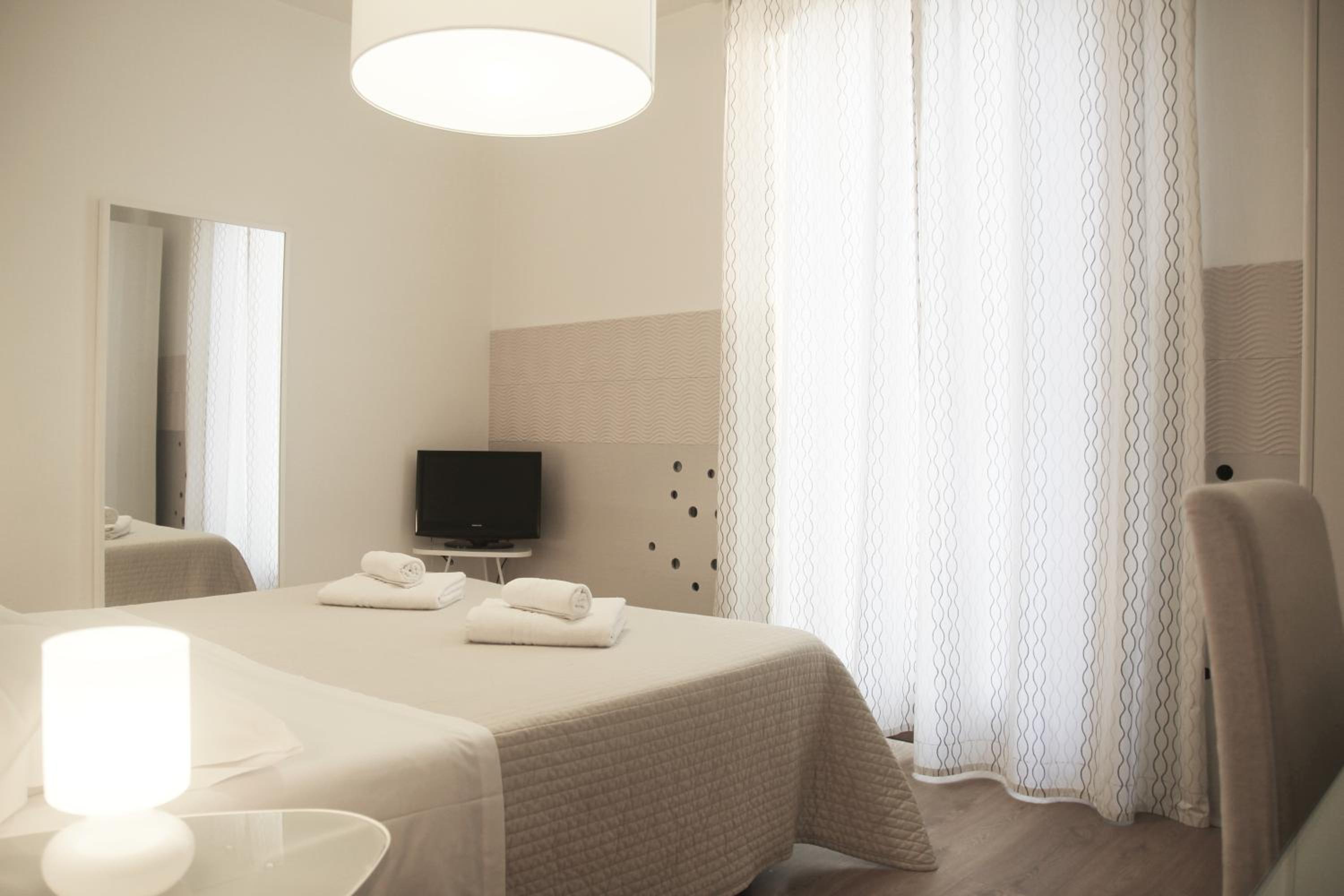 Double Room with Private Bathroom - Photo 14