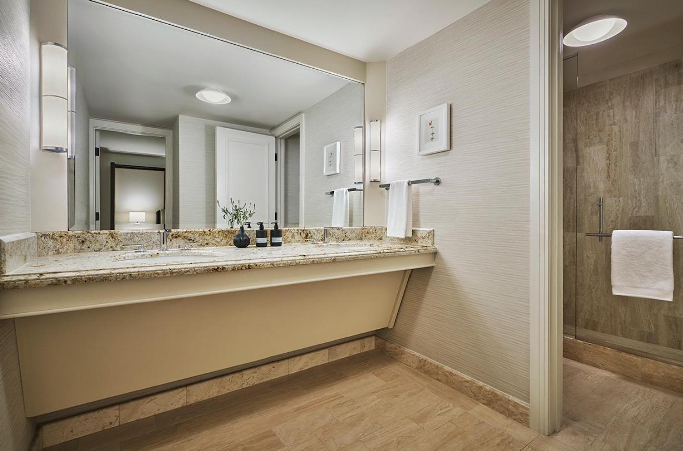 Newport Specialty Suite - Photo 3
