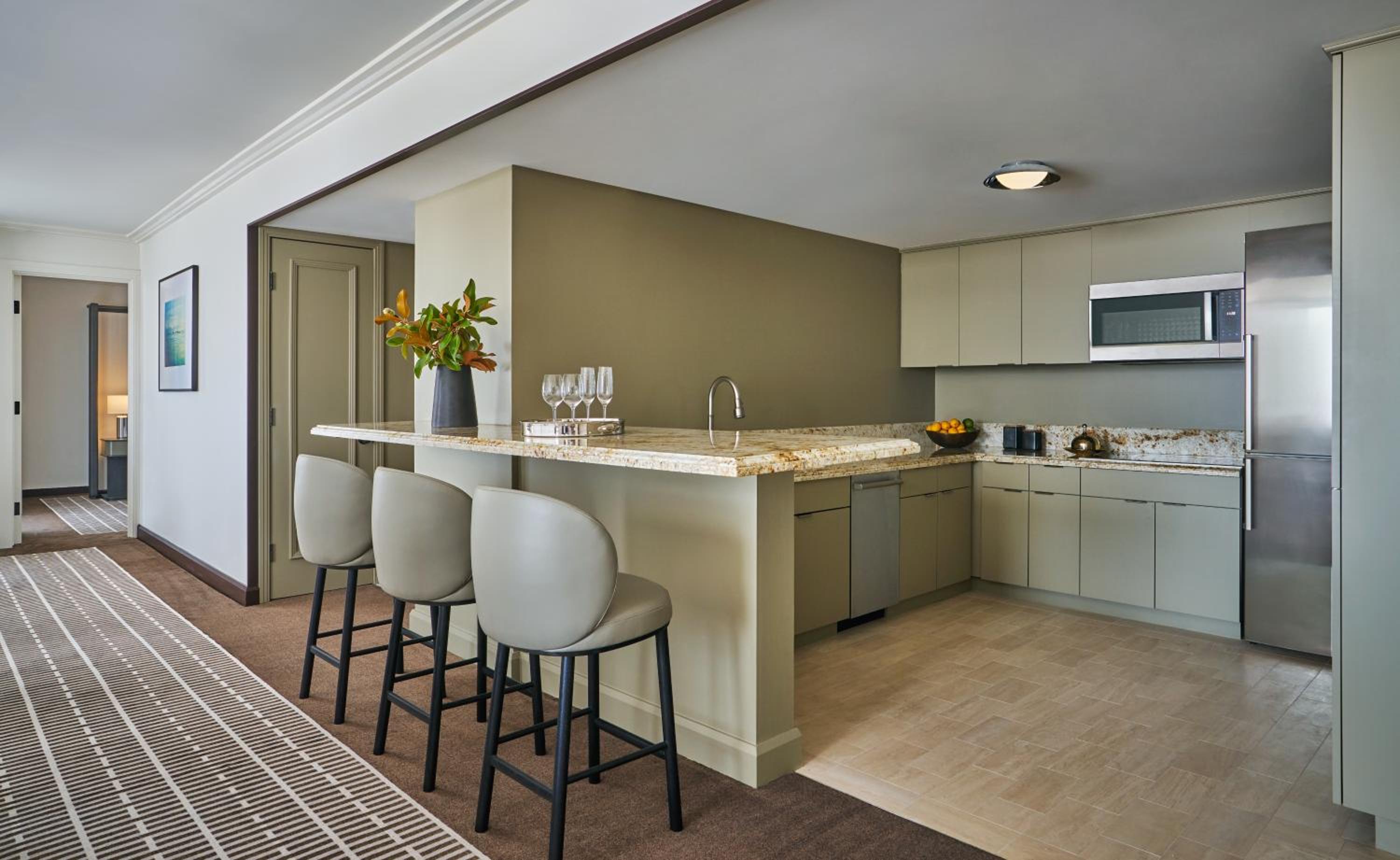Newport Specialty Suite - Photo 2