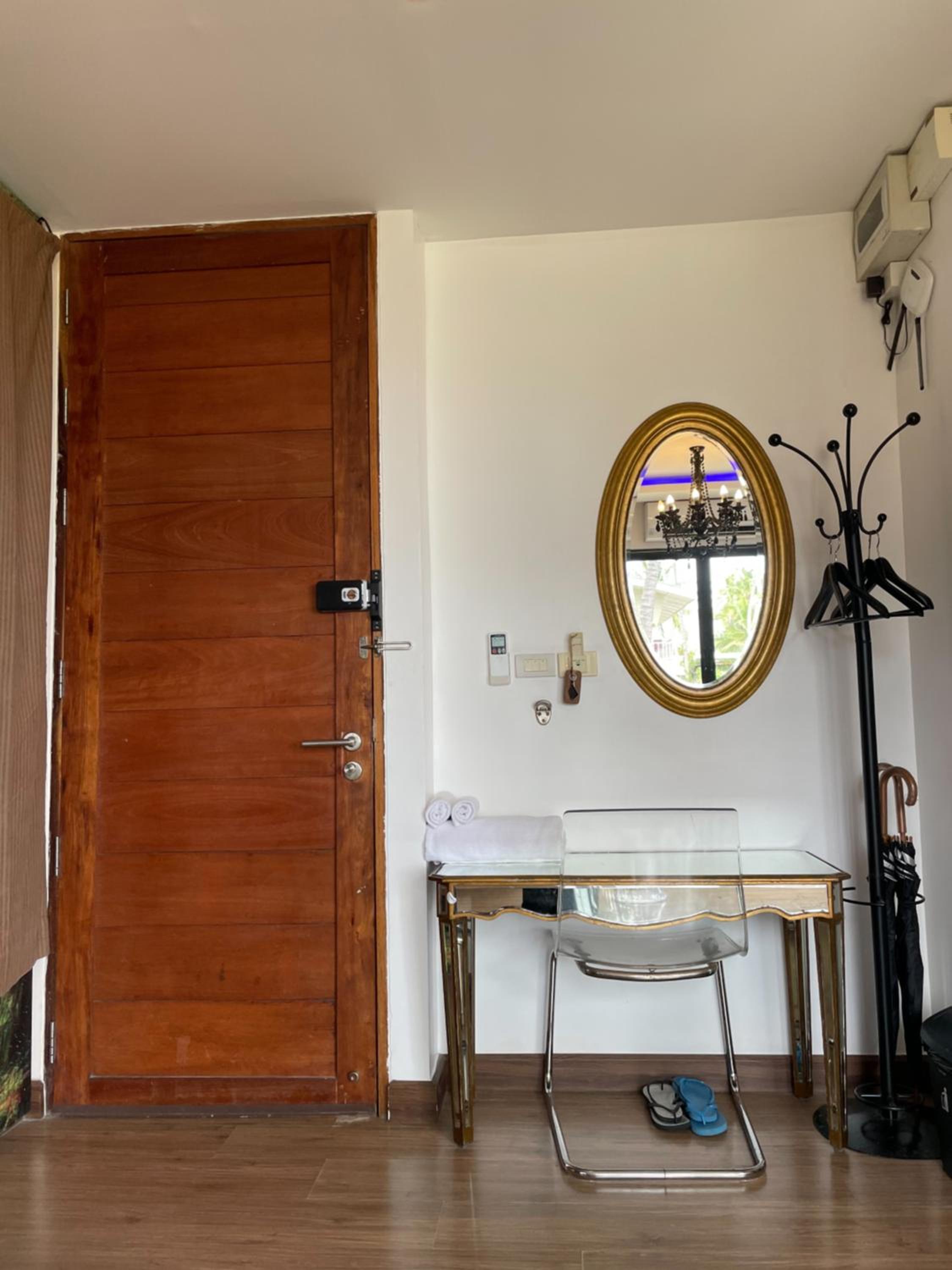 Deluxe King Room with Partial Sea View photo 2