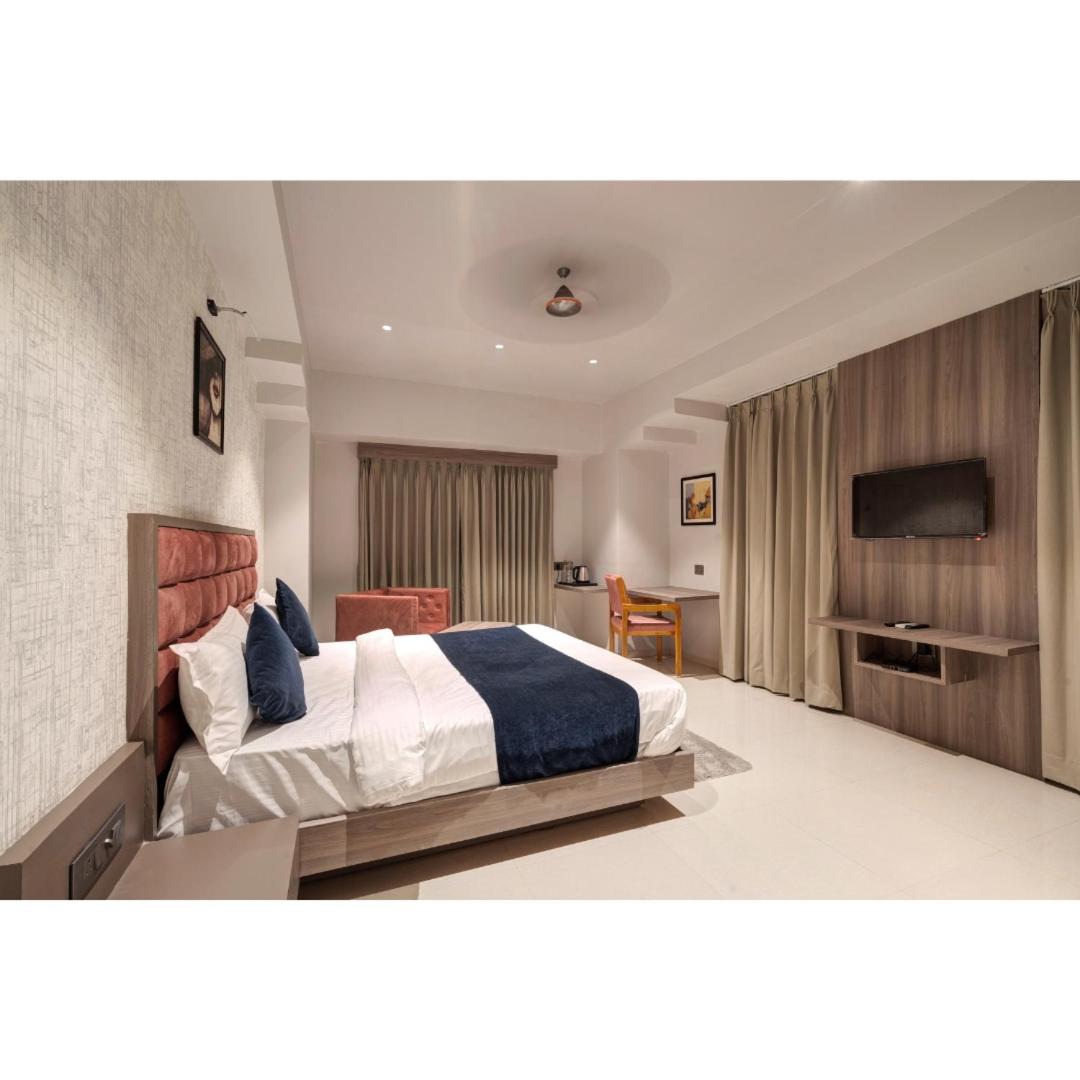 Suite - Photo 13