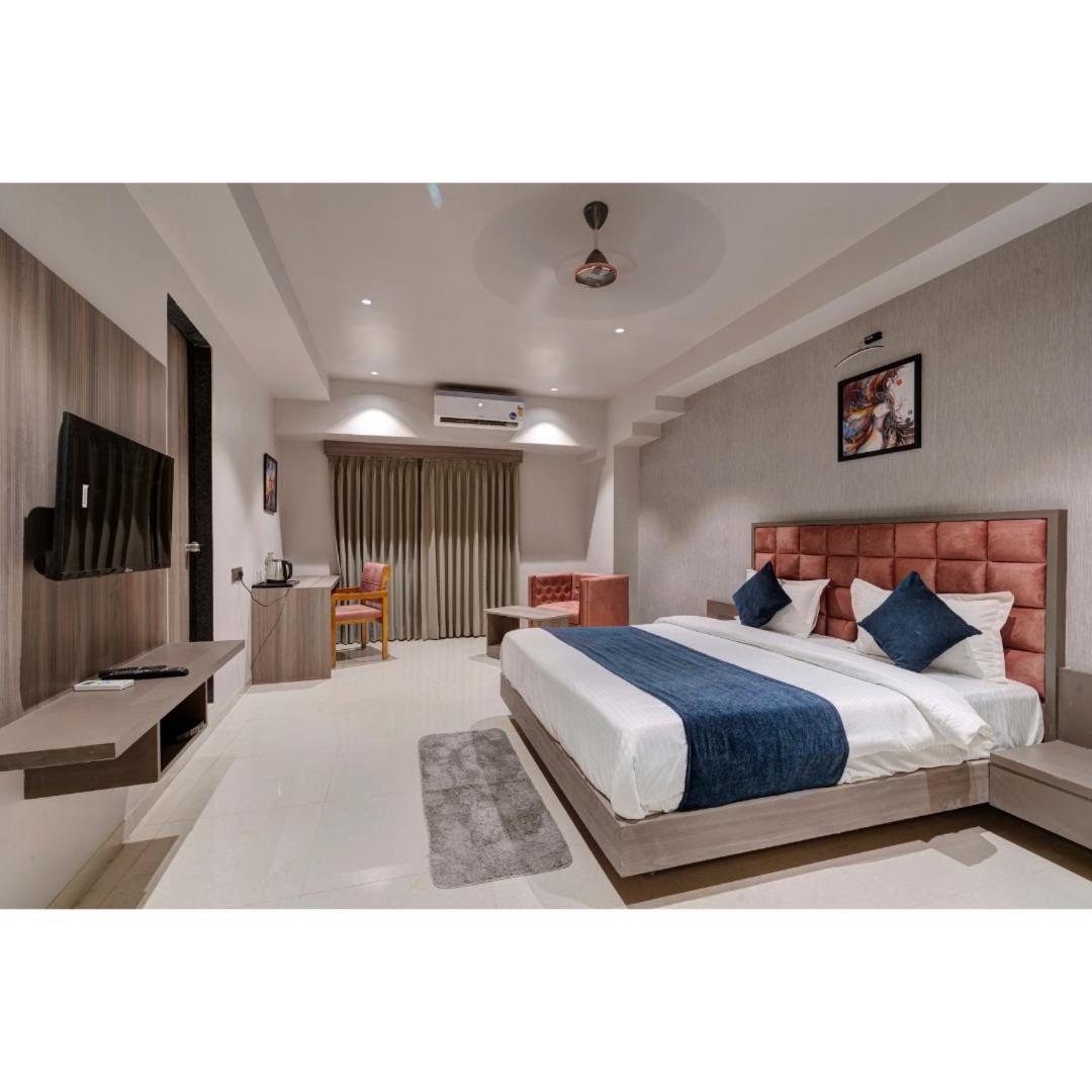 Suite - Photo 1