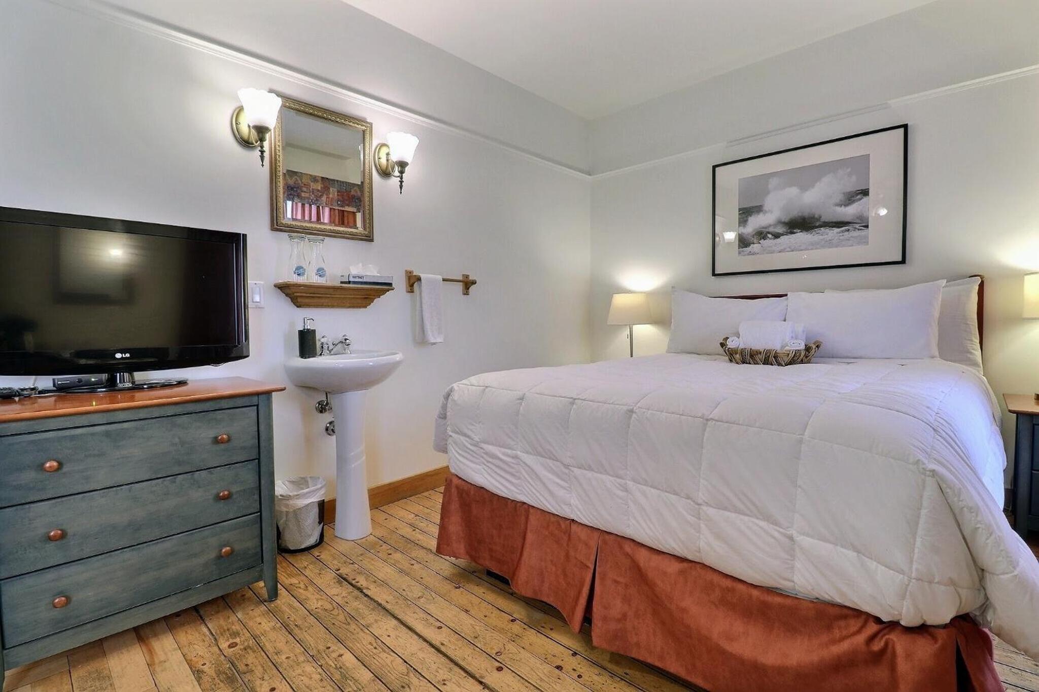 Queen Room with Shared Bathroom photo 2
