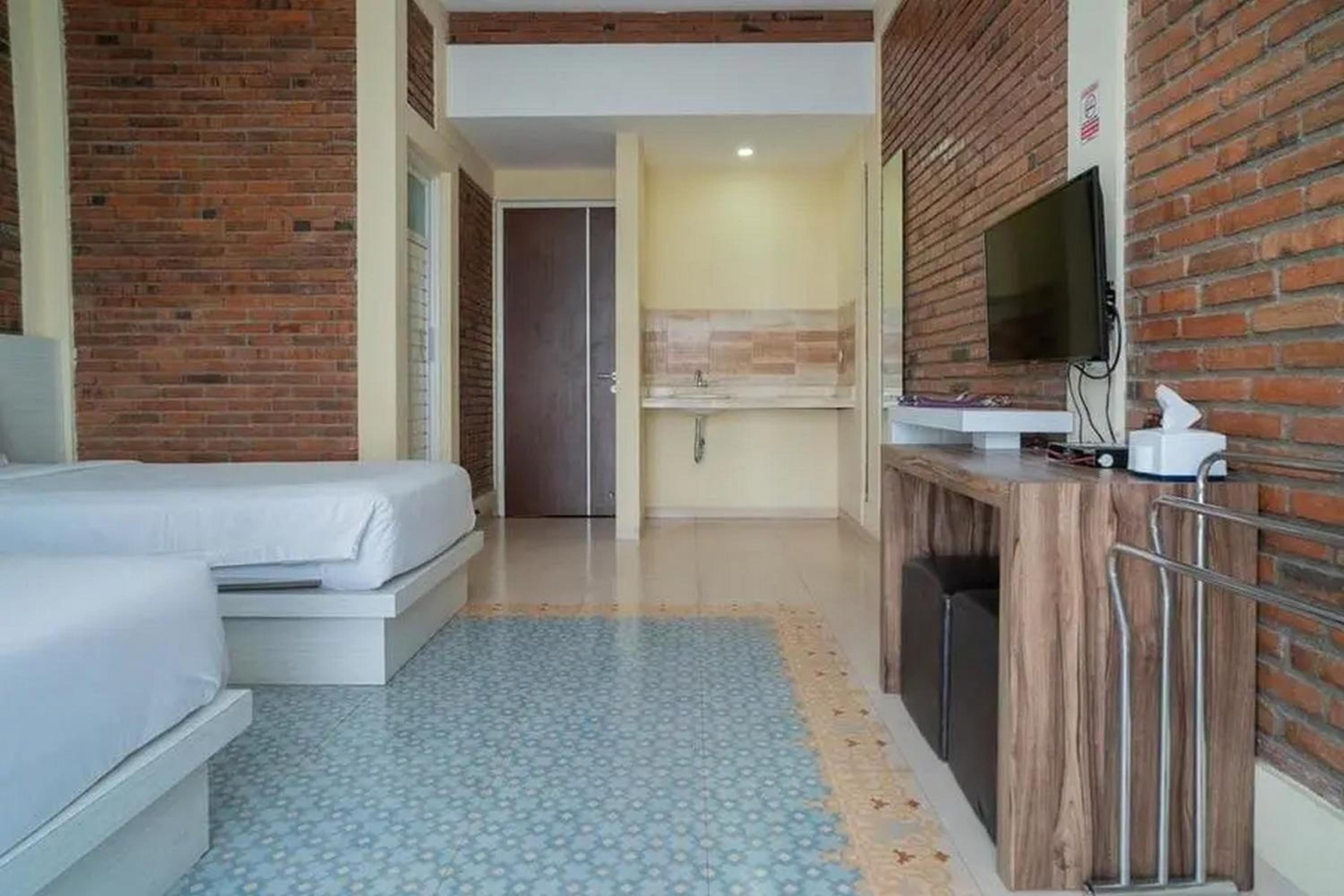 Family Room - Photo 9