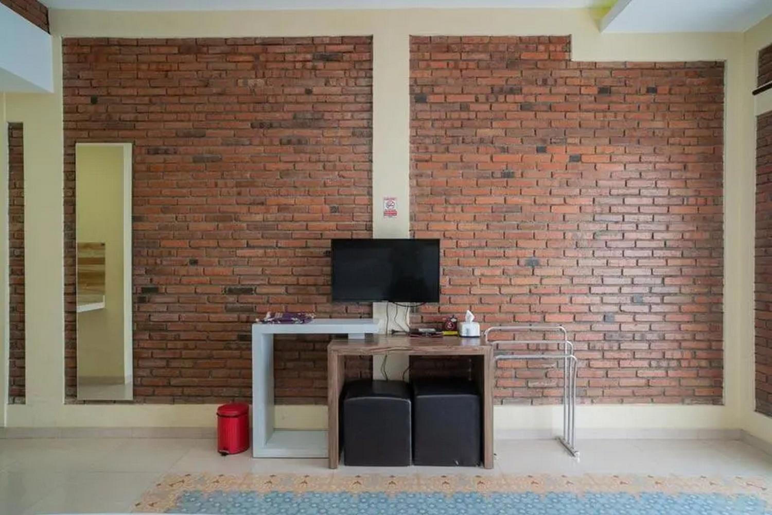 Family Room - Photo 2