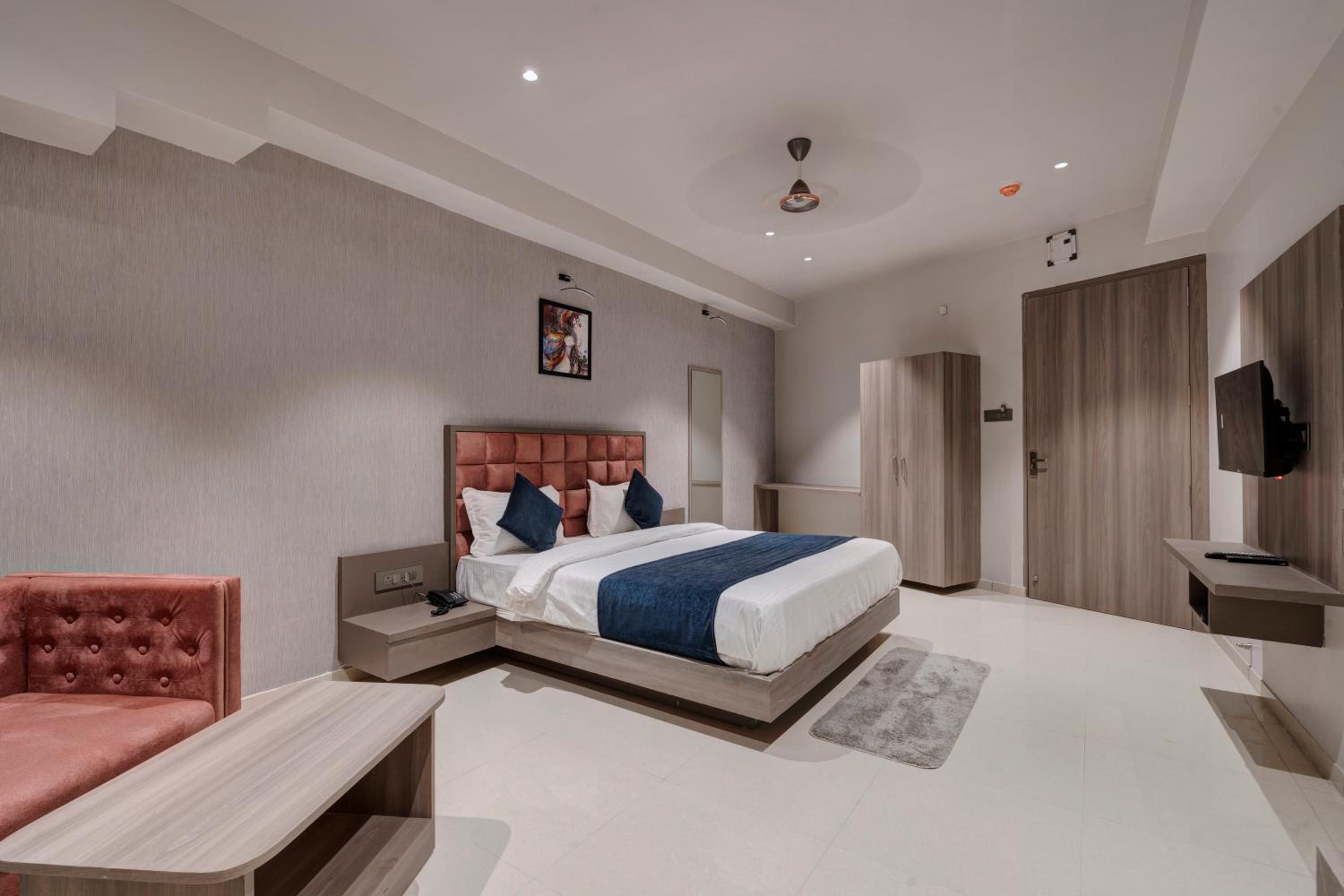 Suite - Photo 3