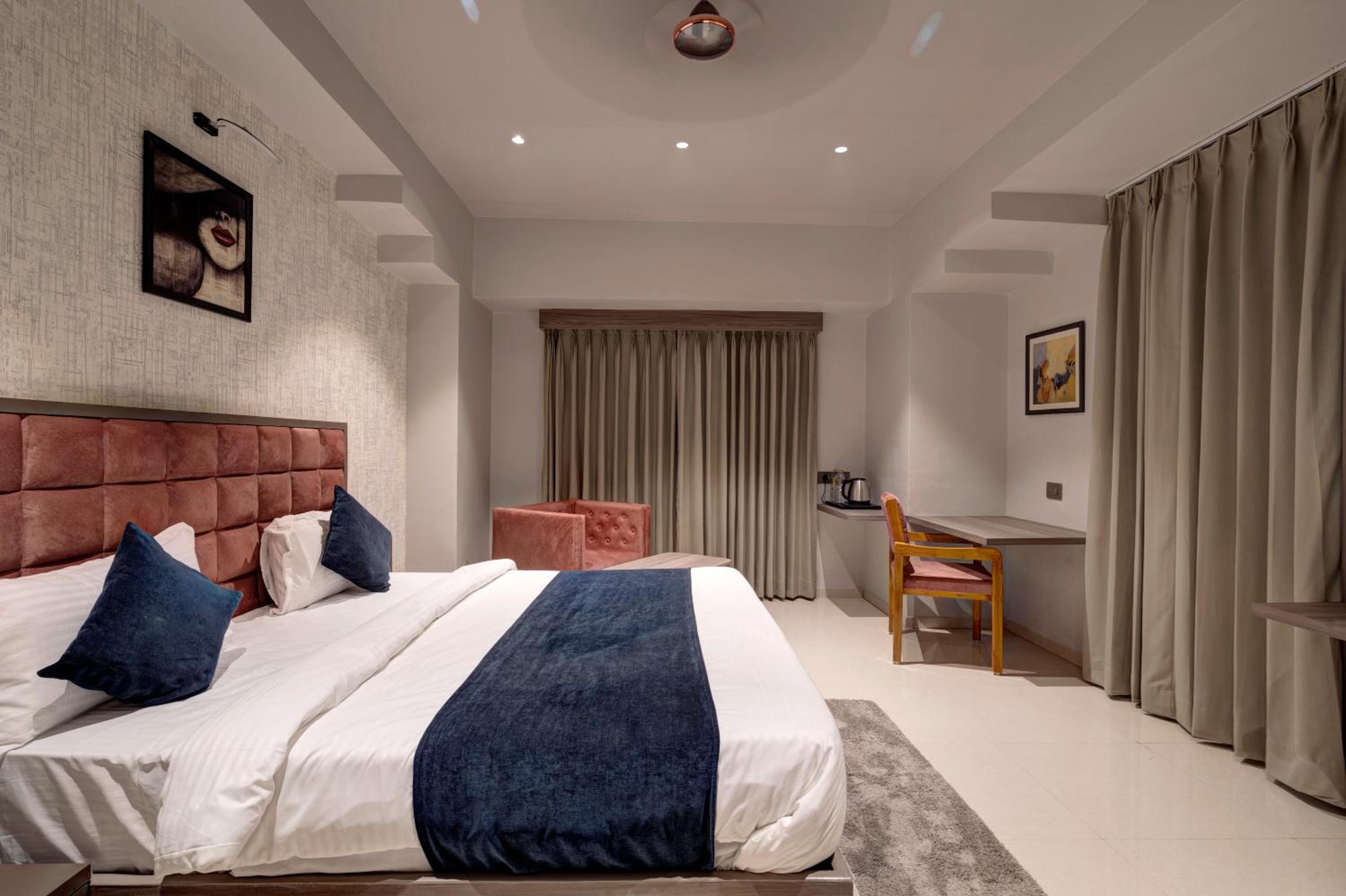 Suite - Photo 11