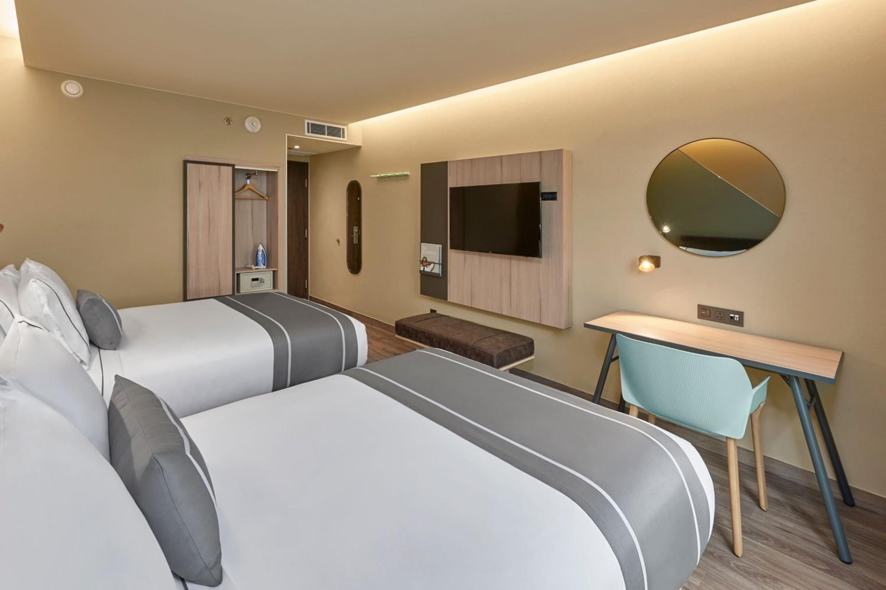Queen Room with Two Queen Beds - Photo 3