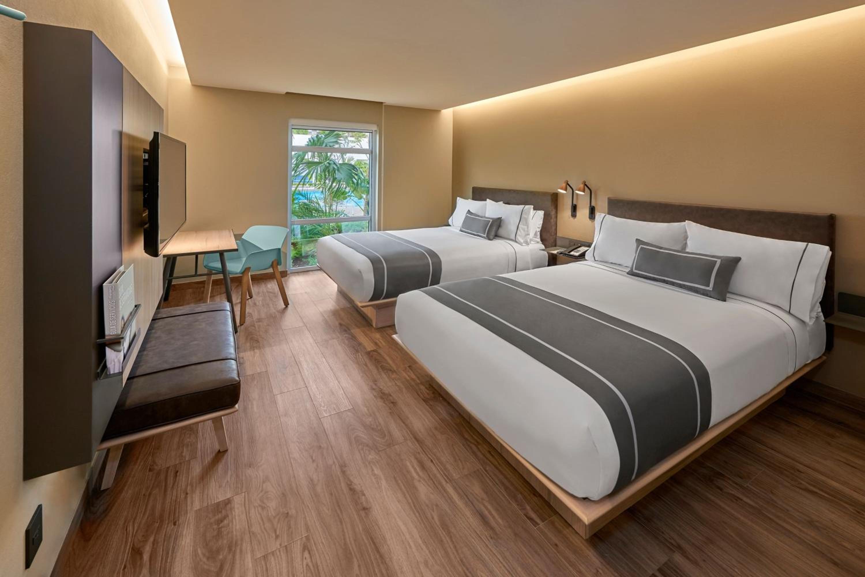 Queen Room with Two Queen Beds - Photo 4