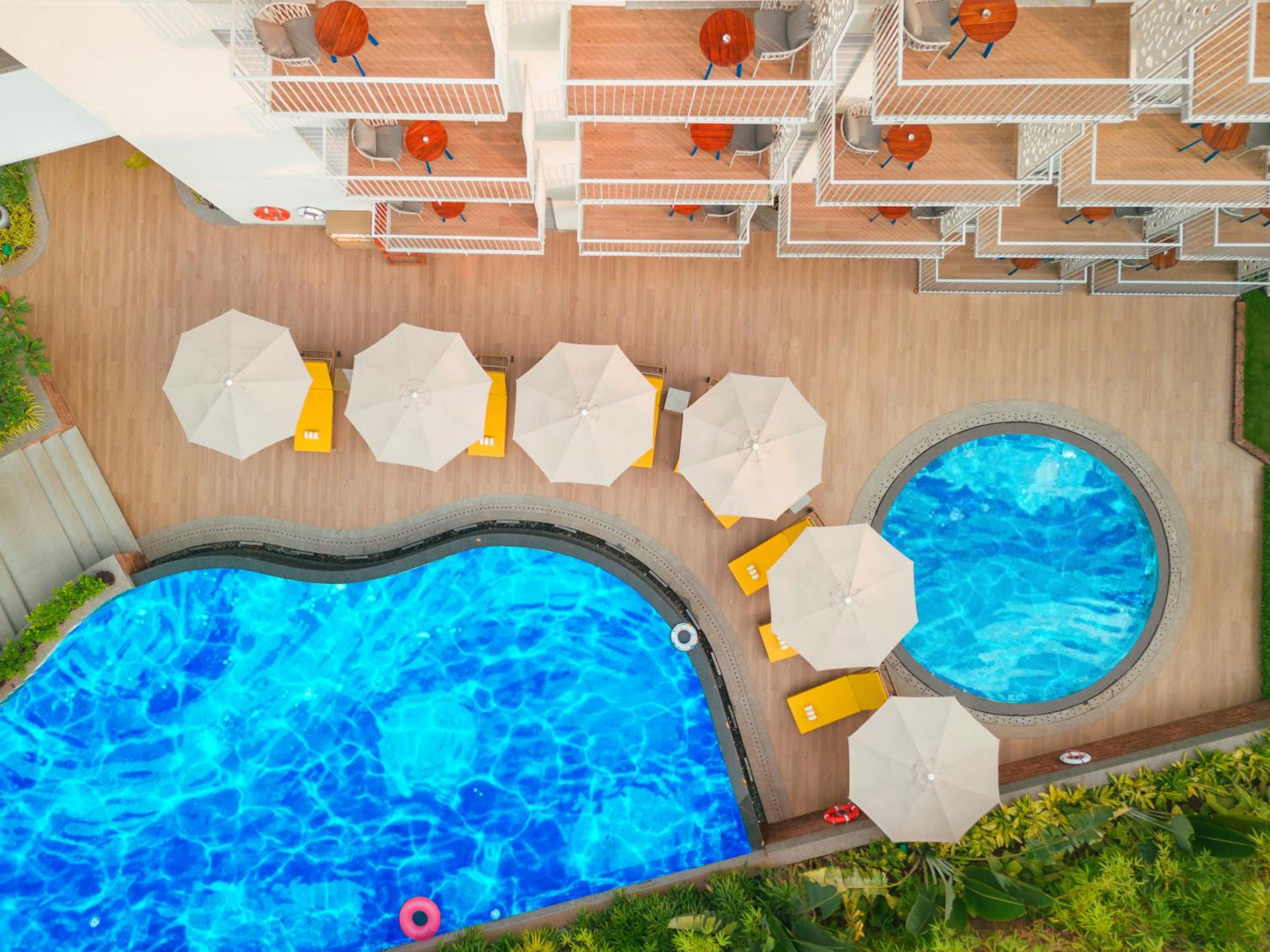 Premier Queen Room with Pool View - Photo 6