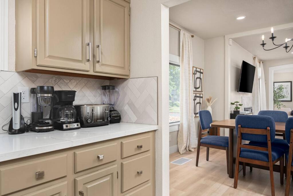 Five-Bedroom House photo 3