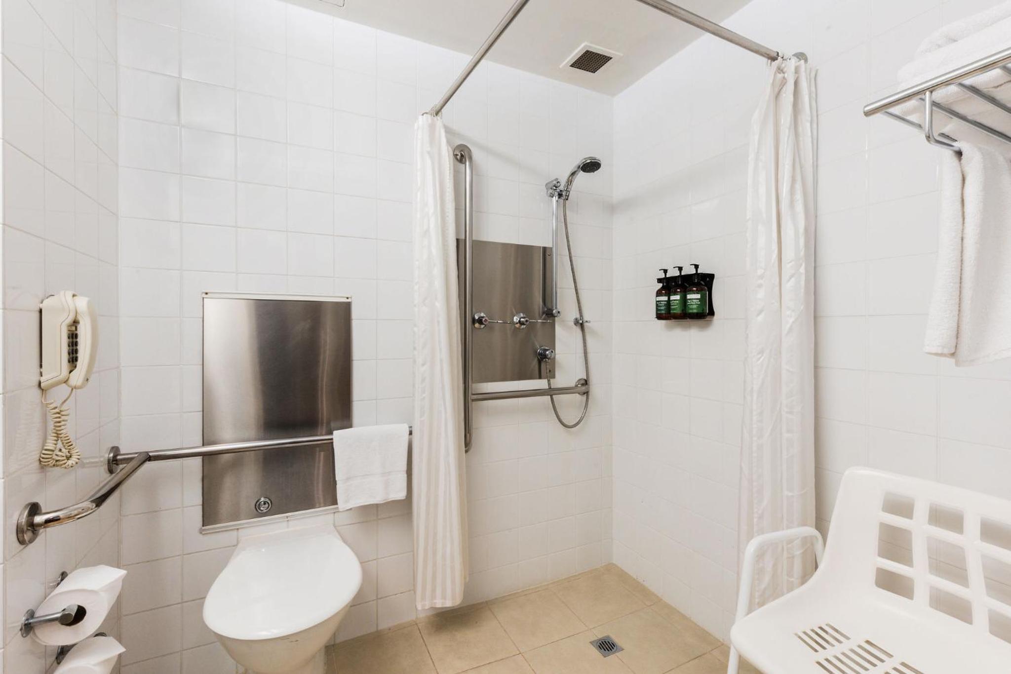 Twin Room with Two Double Beds - Mobility Accessible - Photo 5