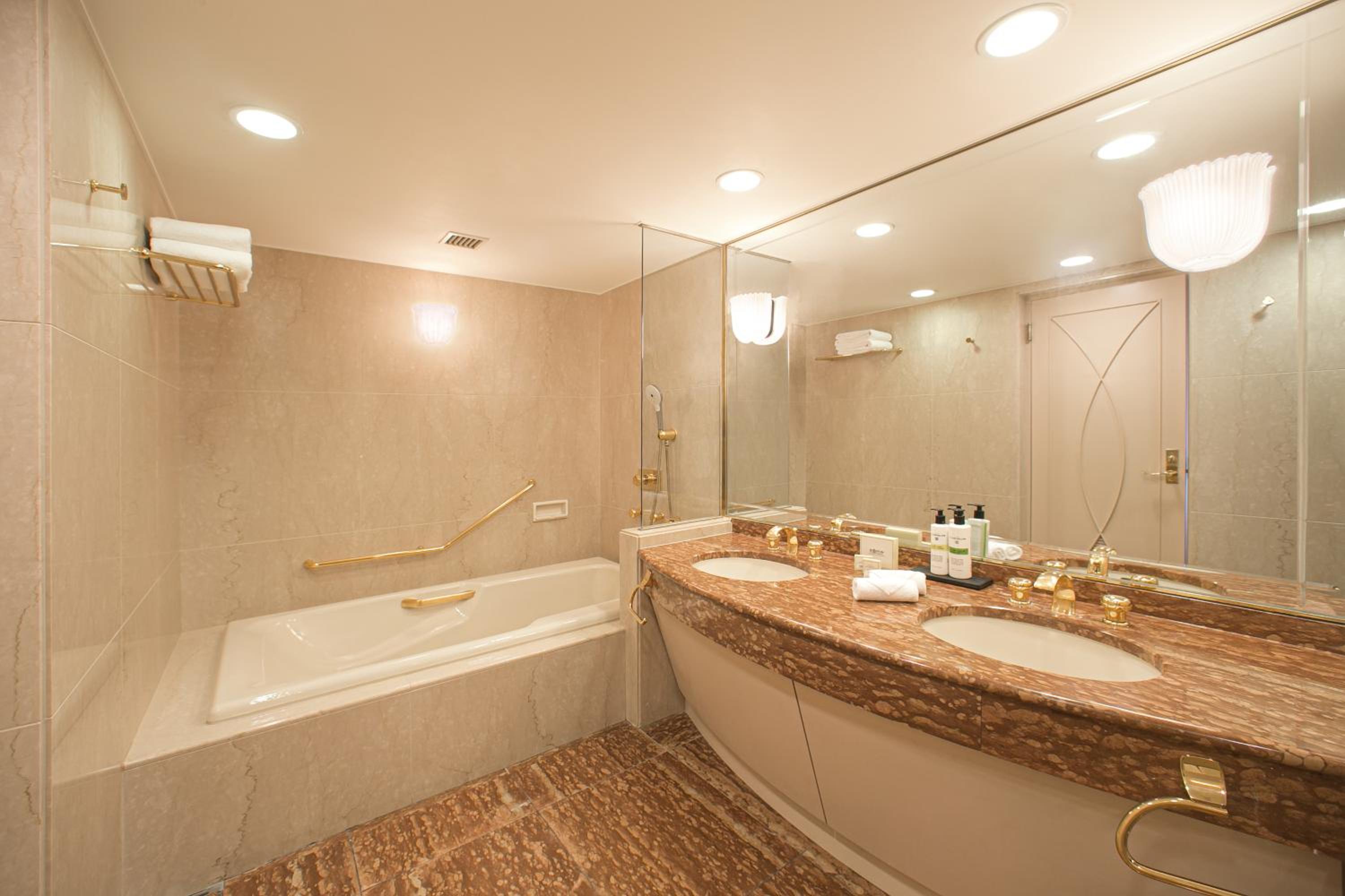 Classic Deluxe Suite with Lounge Access