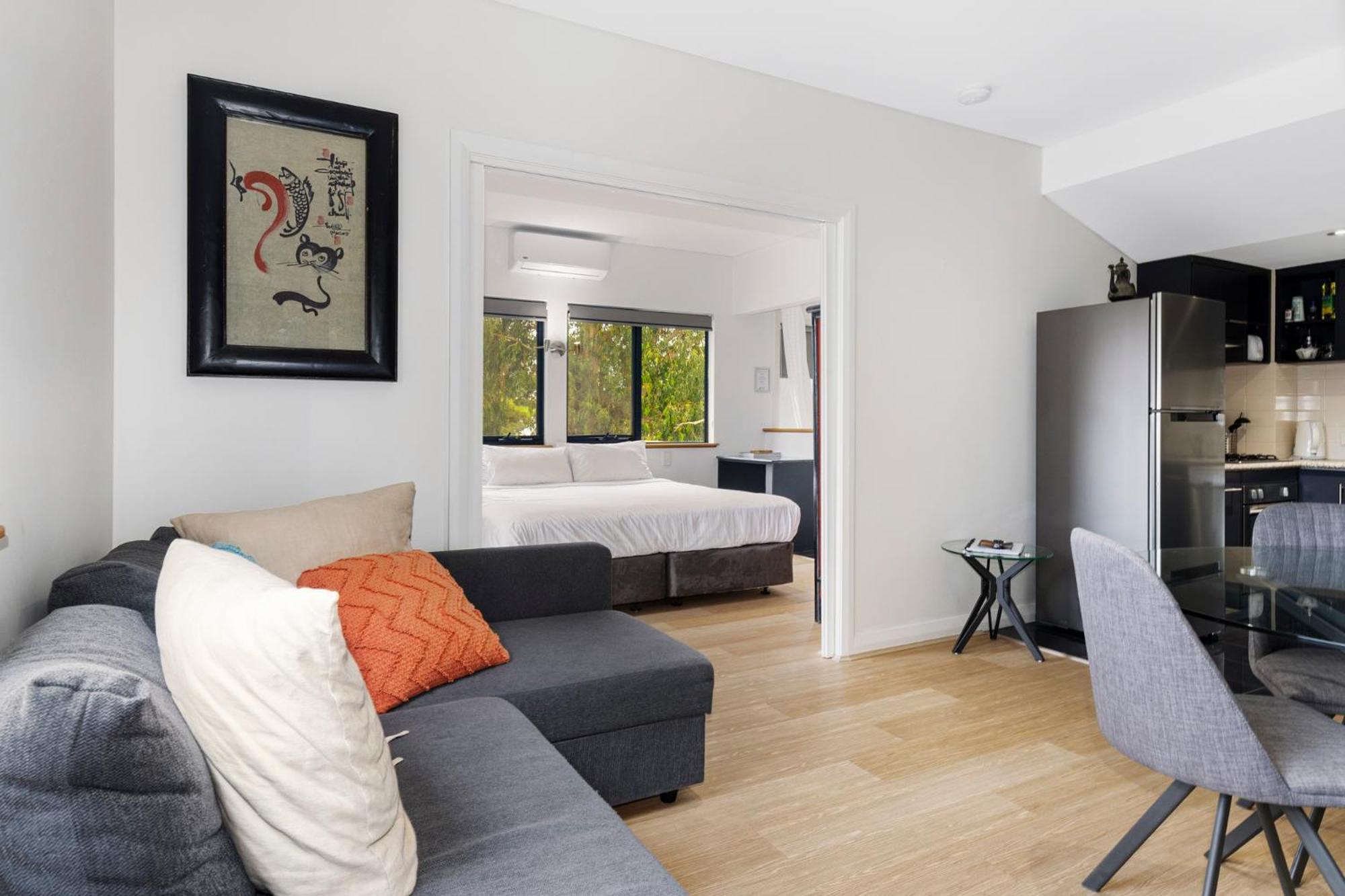 King Studio with Spa Bath and Kitchen/Dining/Living photo 2