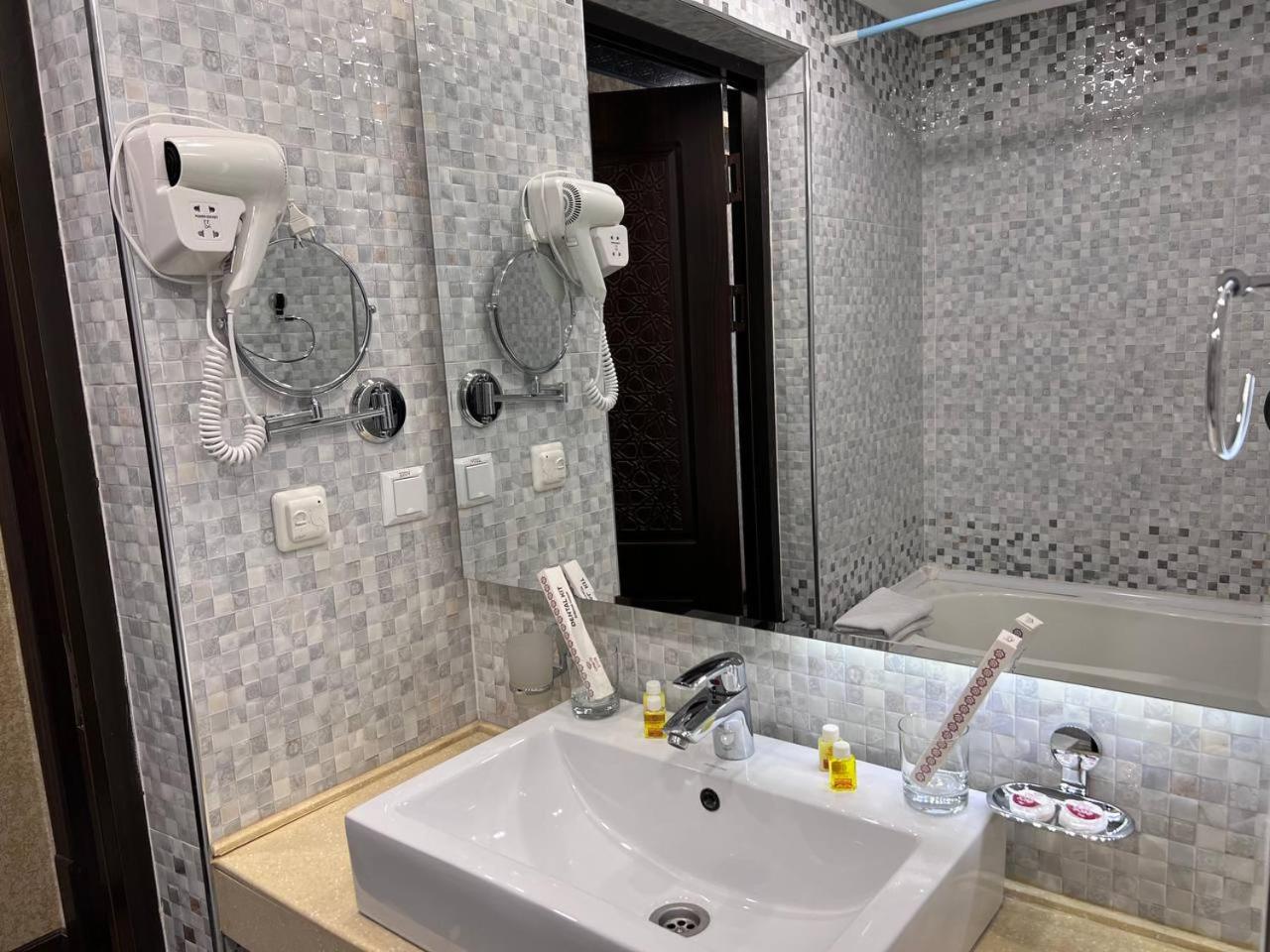 Twin Room with Balcony photo 2