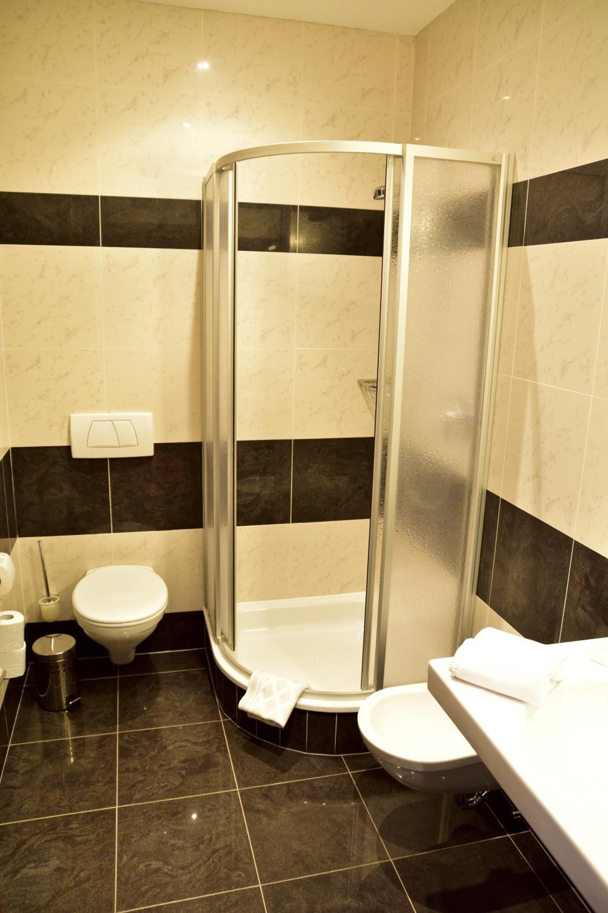 Standard Double Room - Photo 9