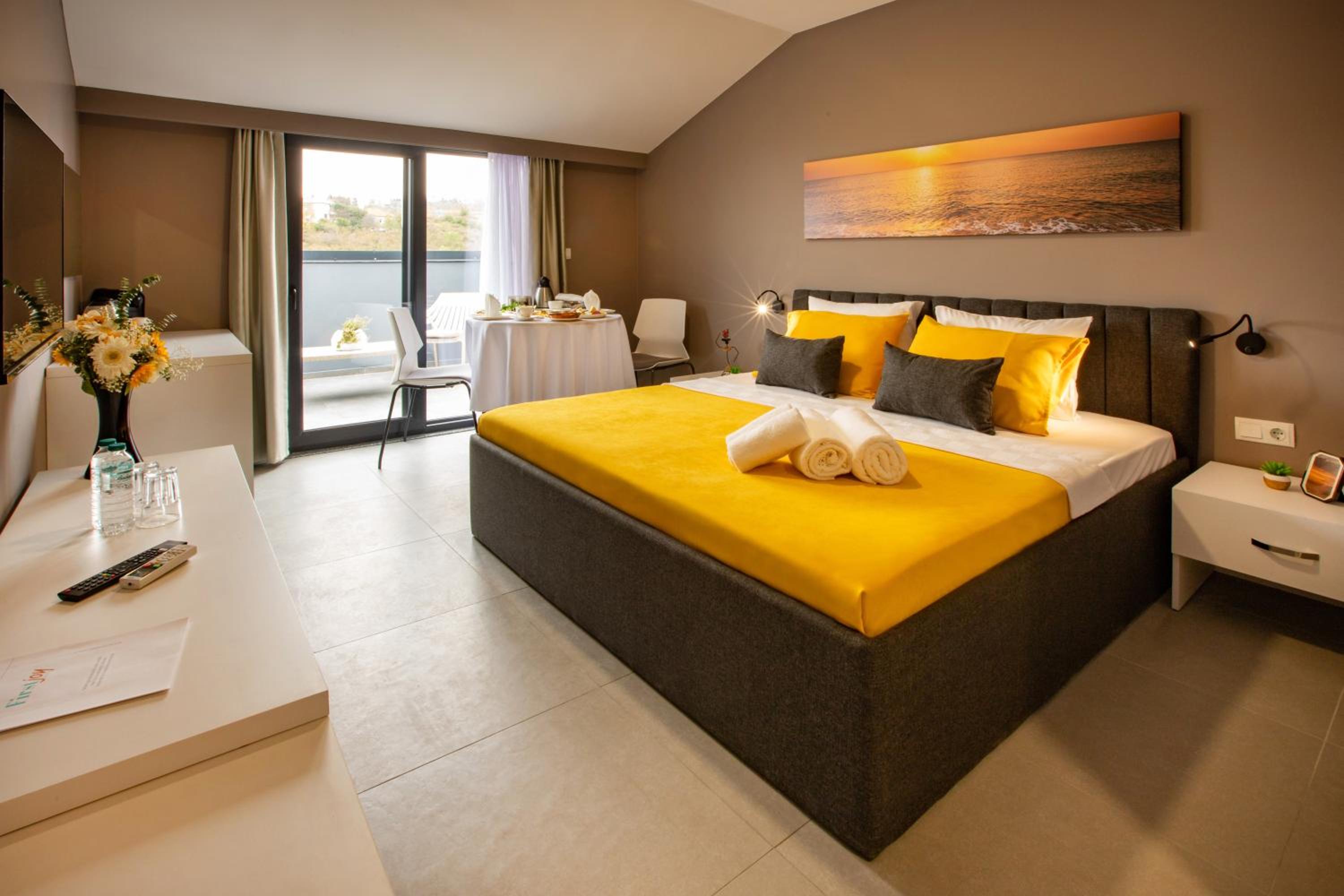 Double Room with Terrace thumbnail 5