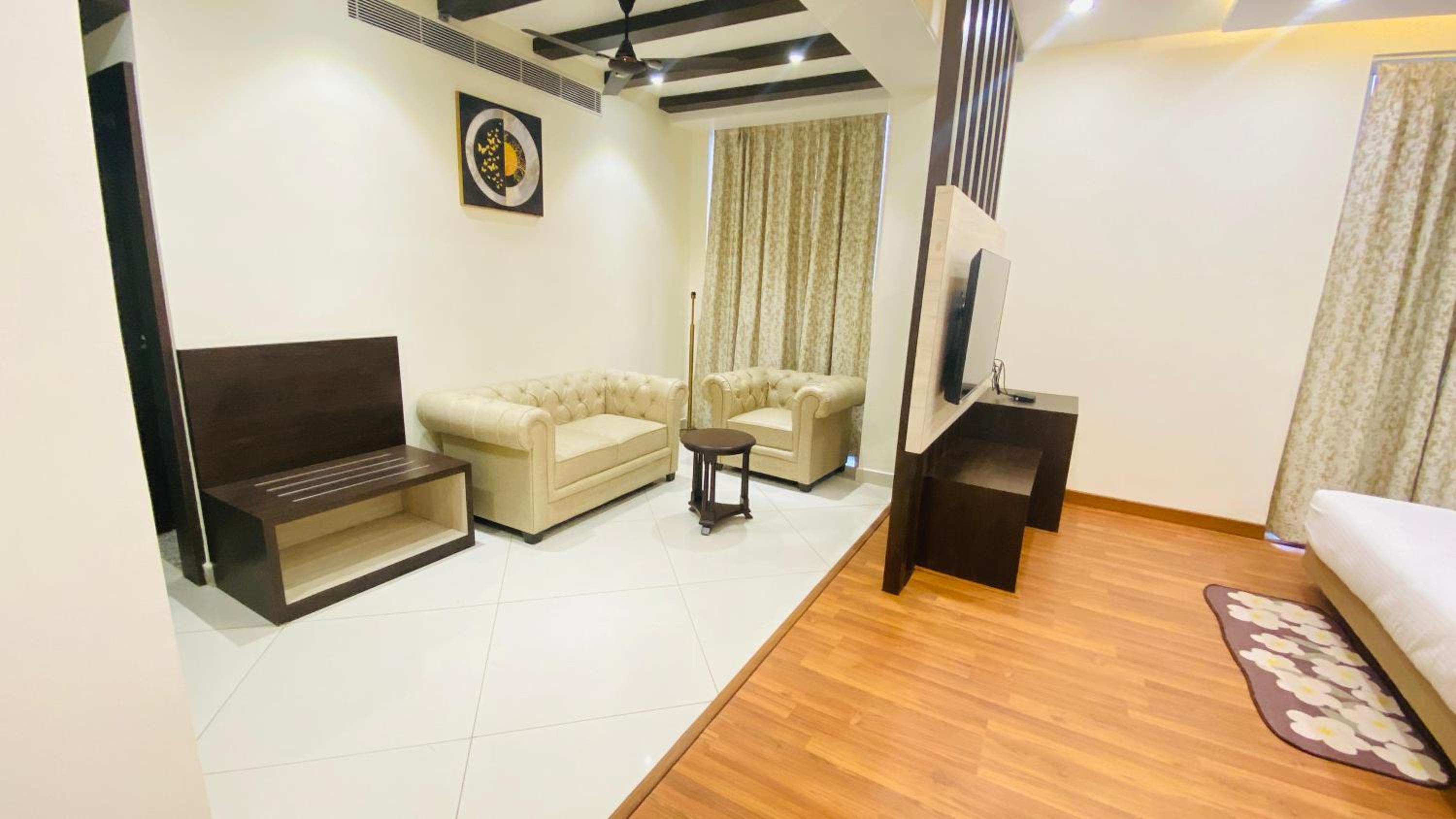Executive Suite - Photo 3