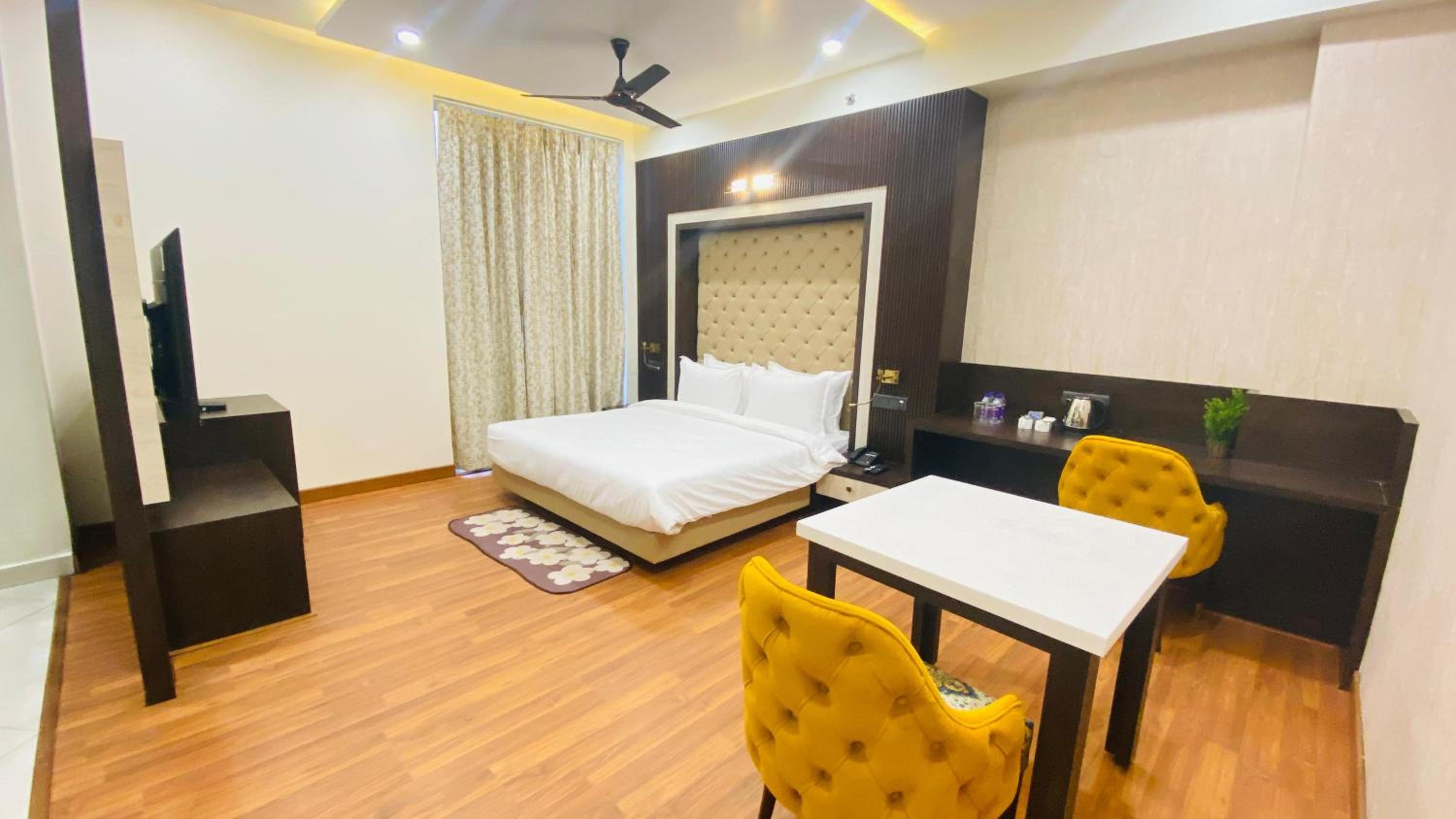Executive Suite - Photo 1