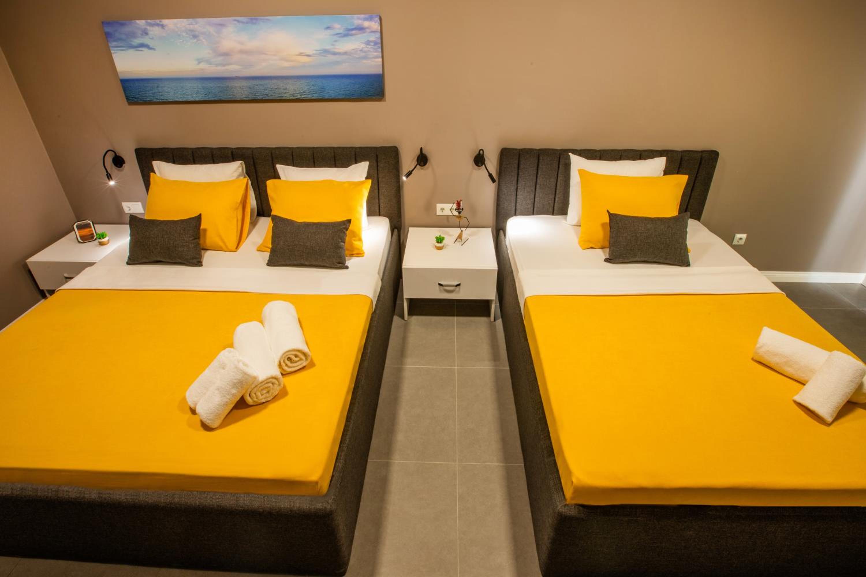Superior Twin Room with City View - Photo 4