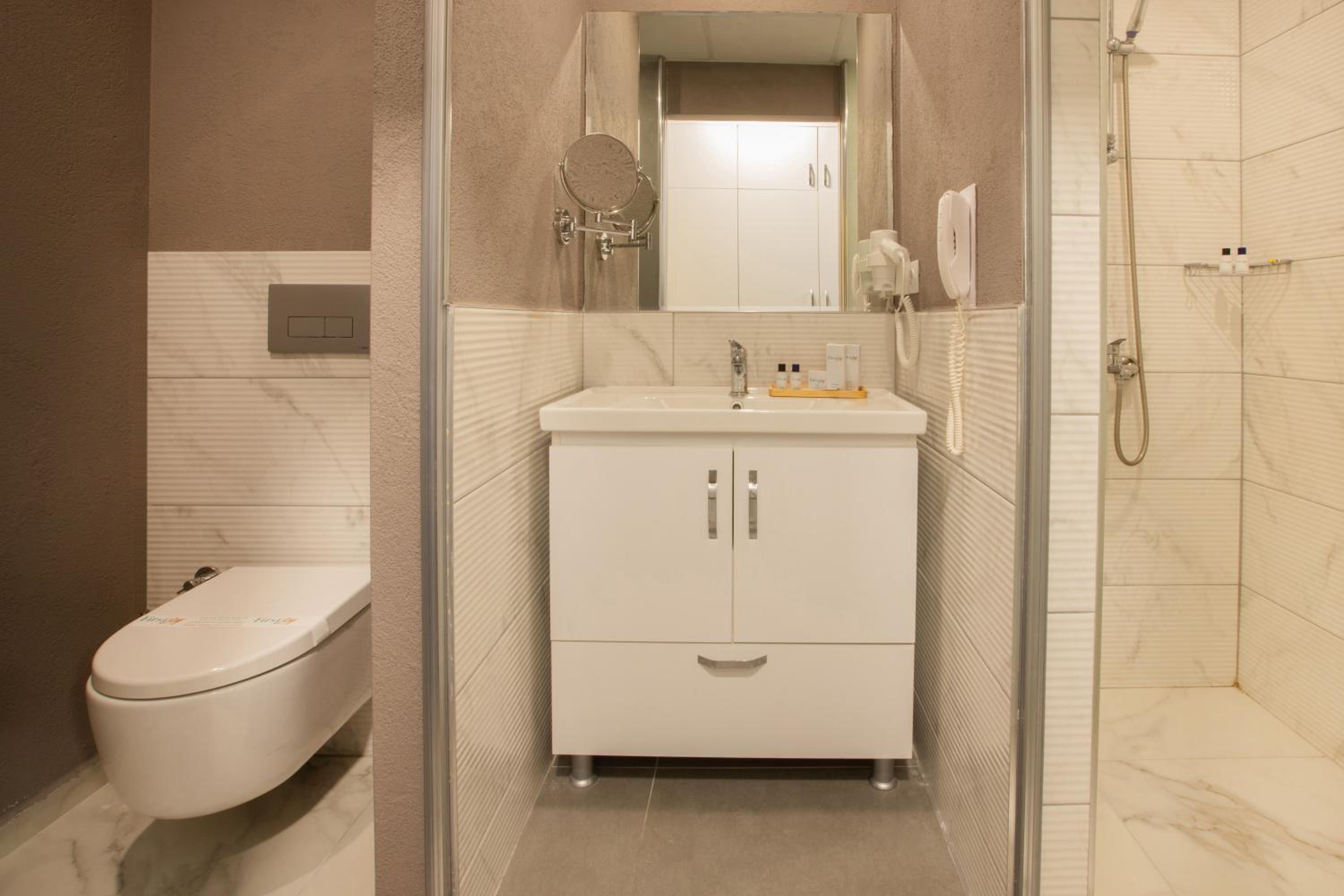 Superior Twin Room with City View - Photo 2