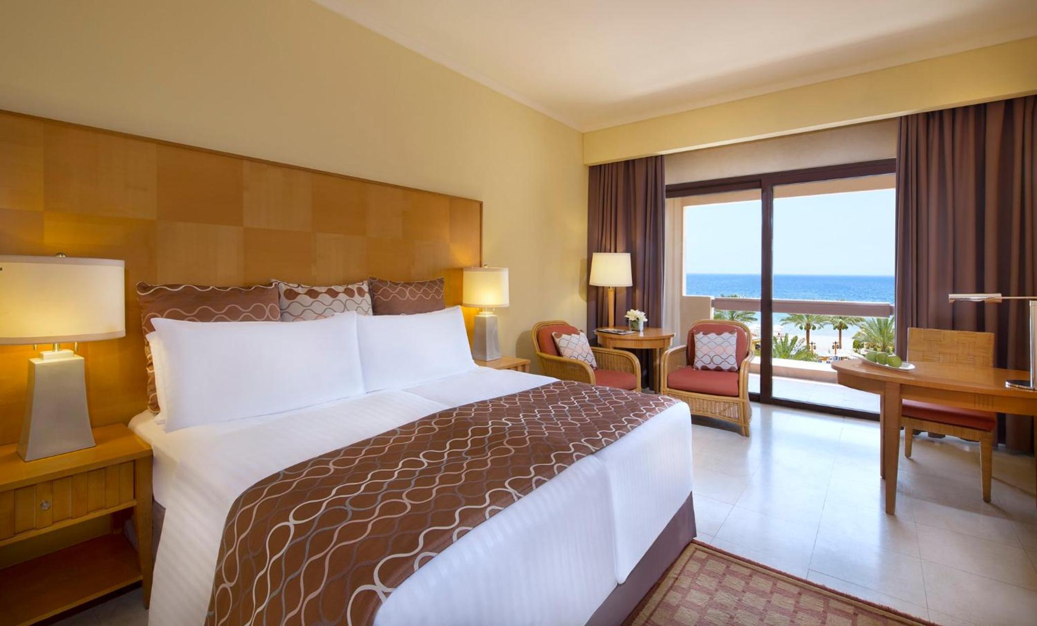 Premium King Room with Sea View - Photo 4