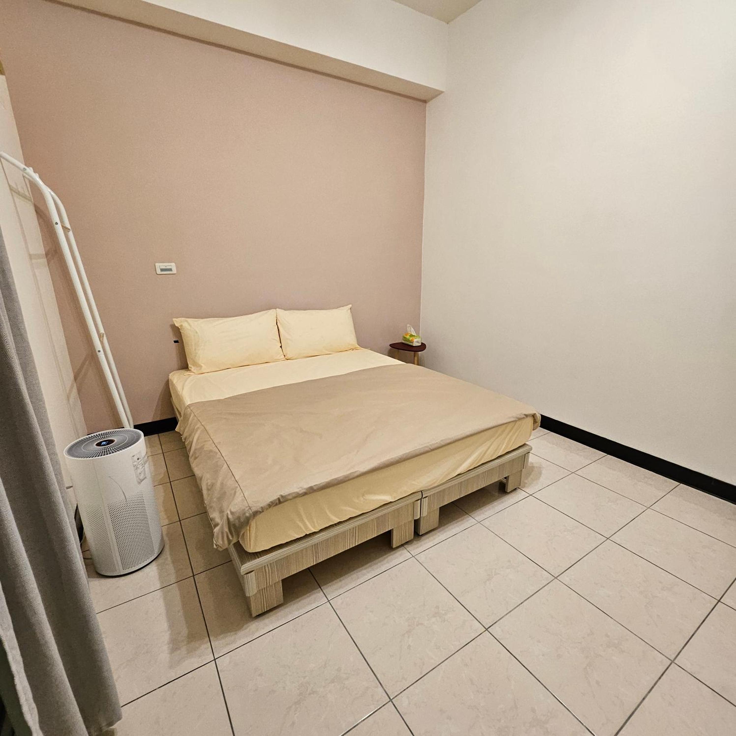 Standard Double Room with Shared Bathroom - Photo 8