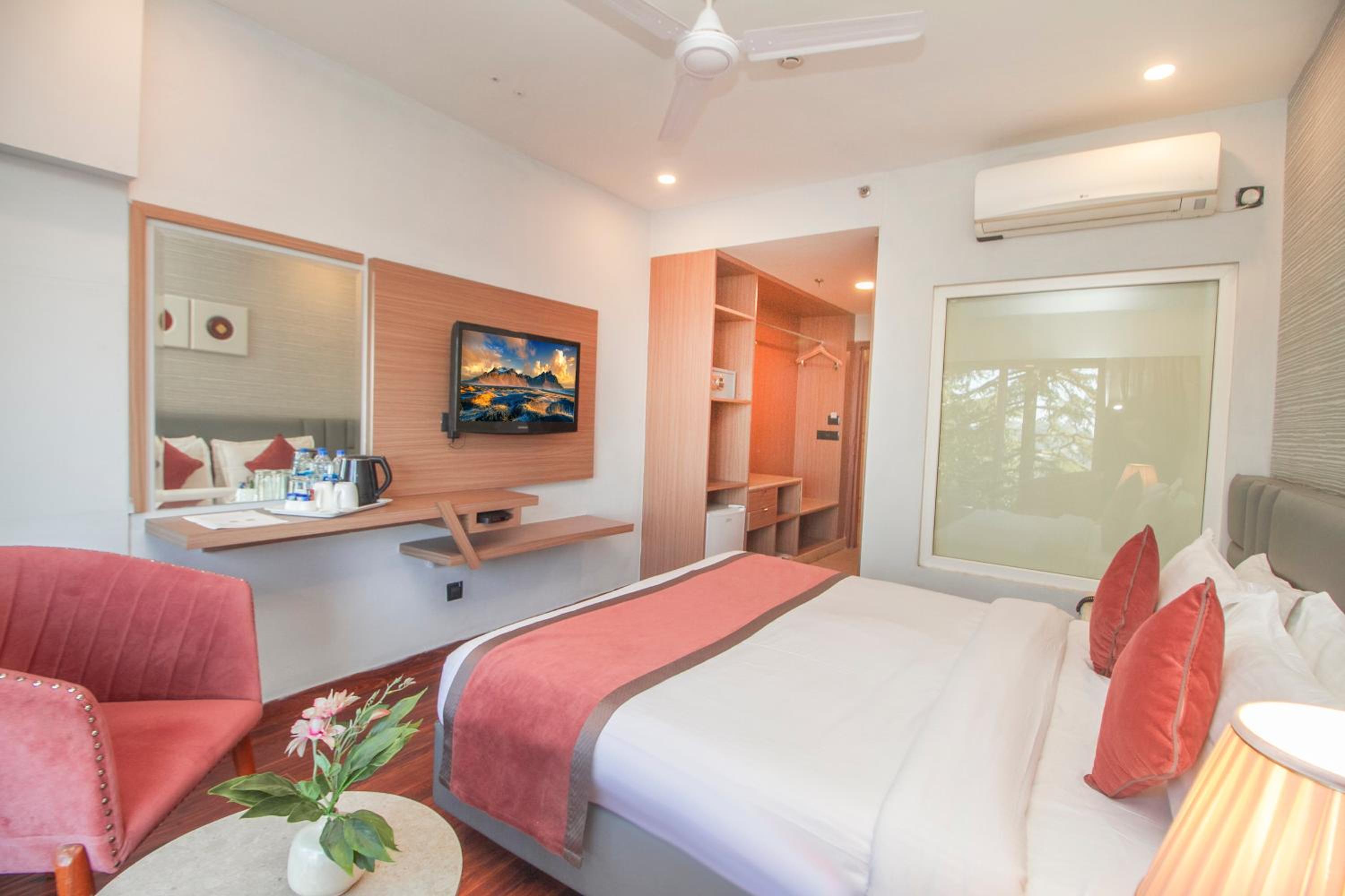 Standard Room with Mall Road View - Photo 5