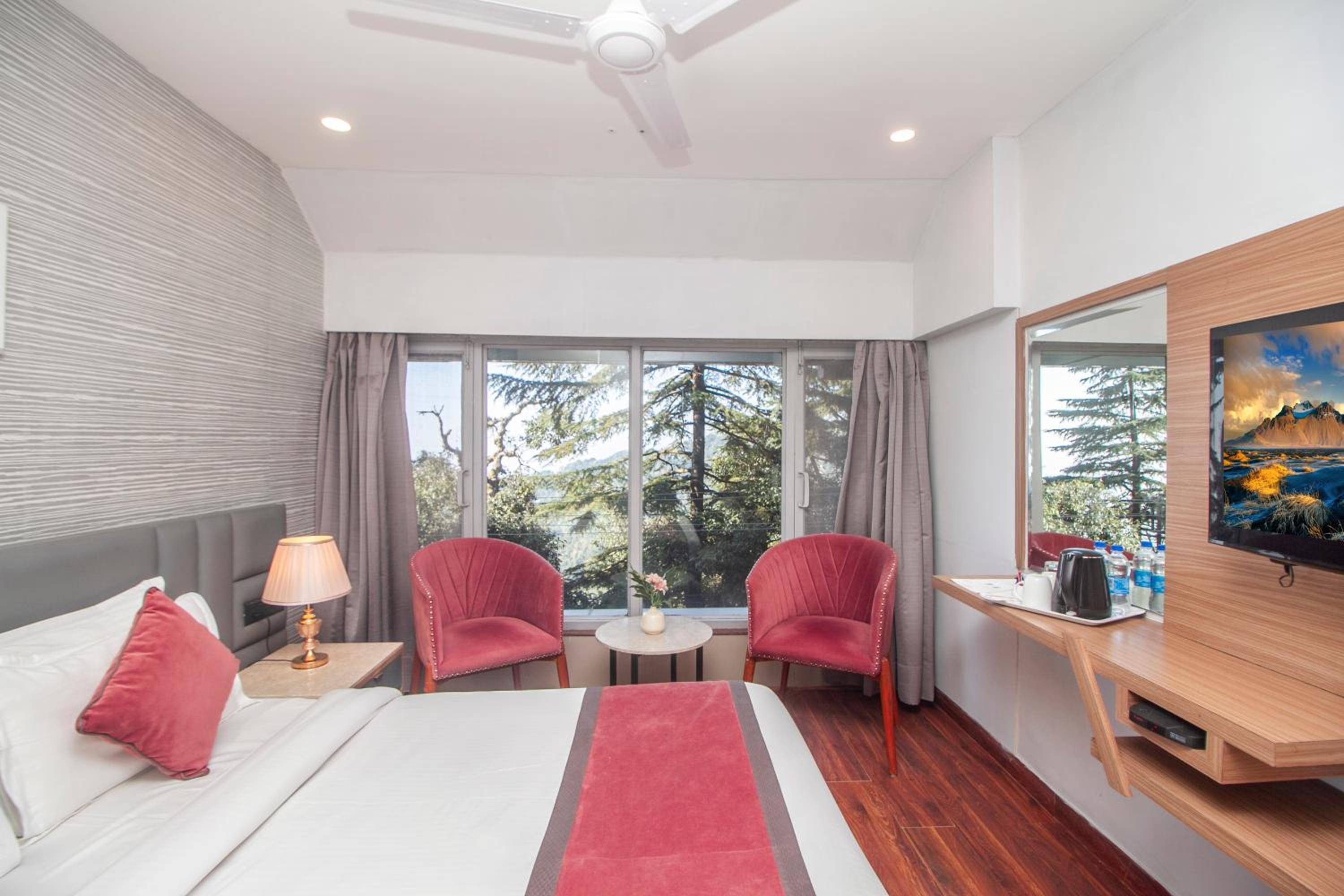 Standard Room with Mall Road View - Photo 3
