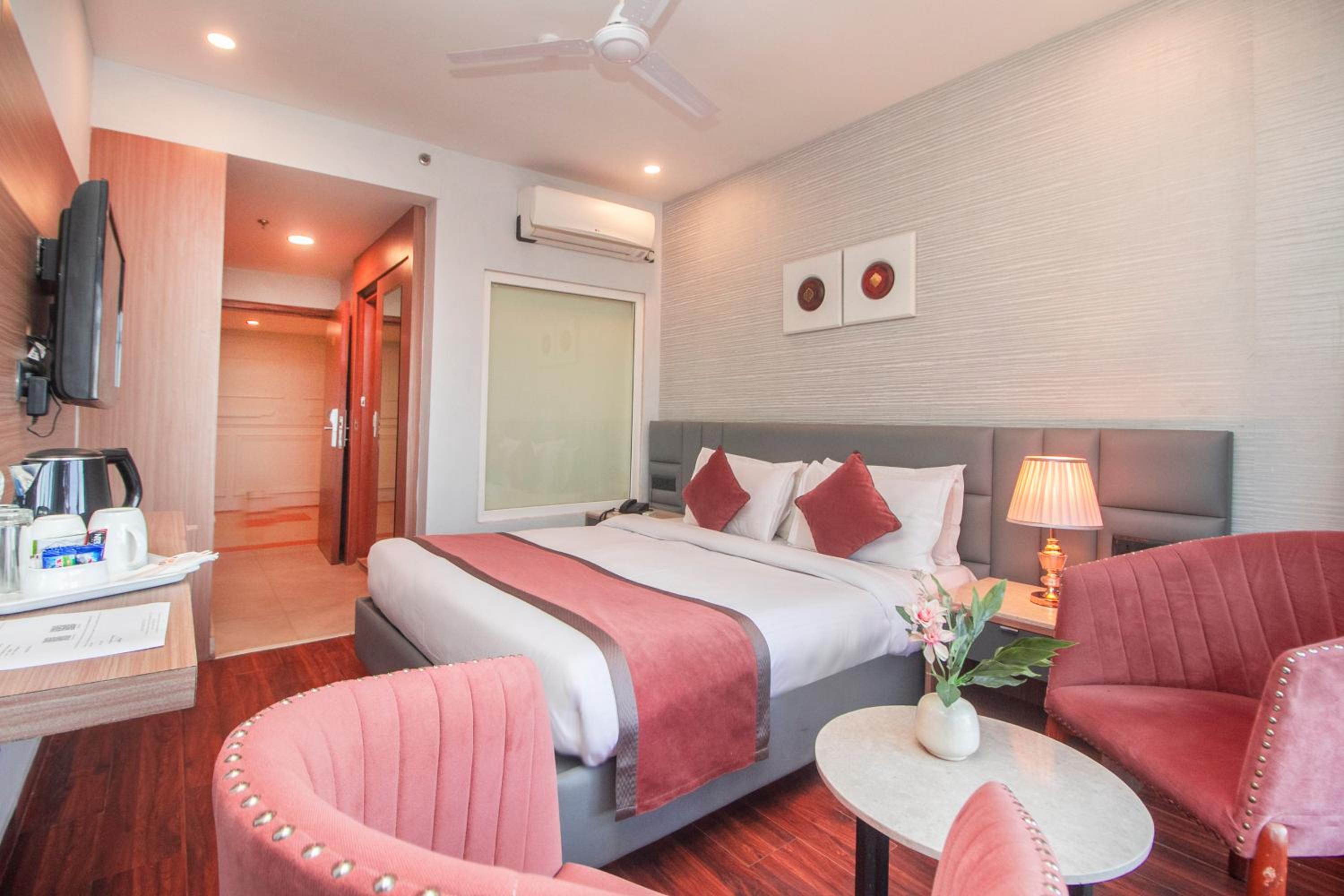 Standard Room with Mall Road View - Photo 6