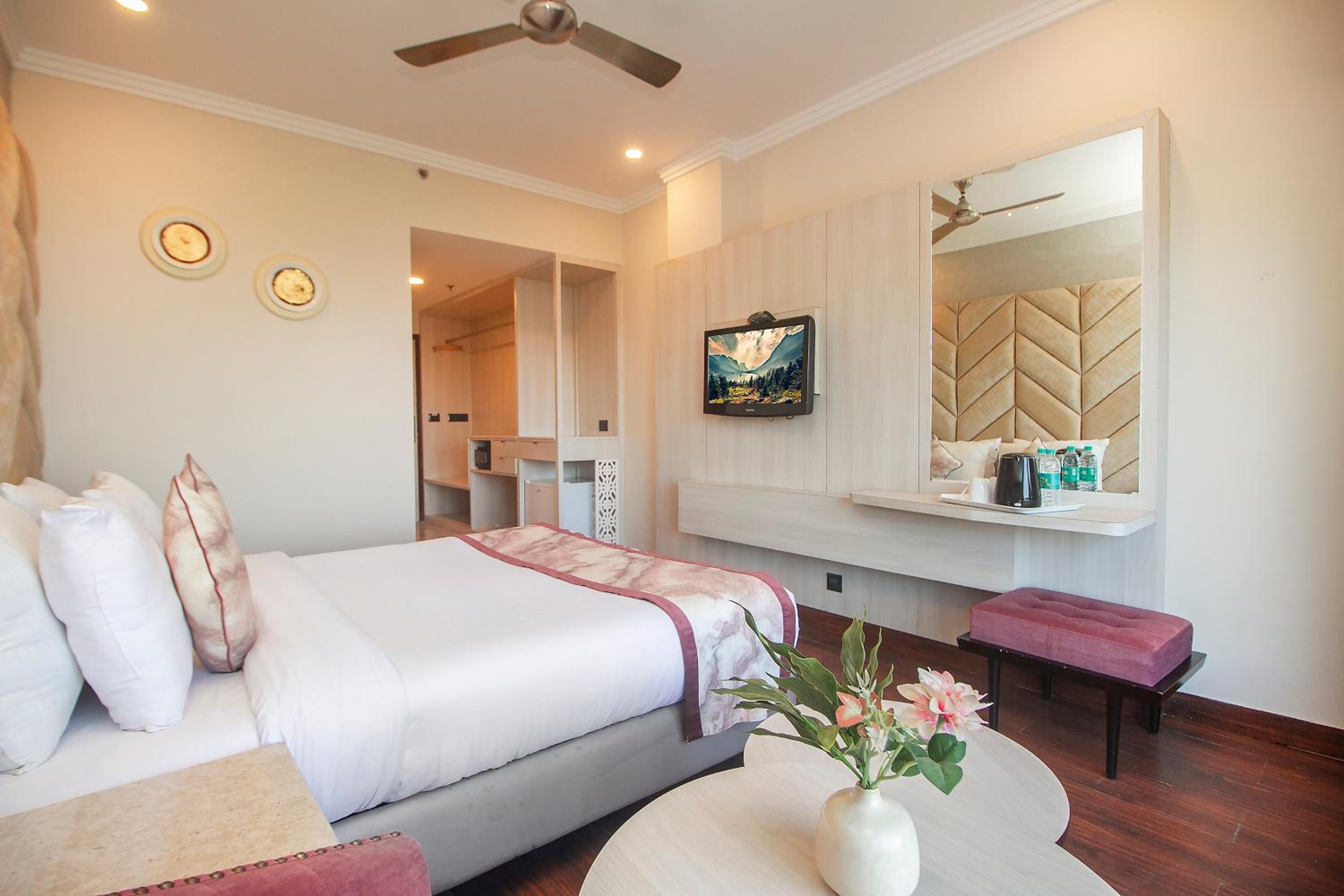 Deluxe Room with Valley View - Photo 9