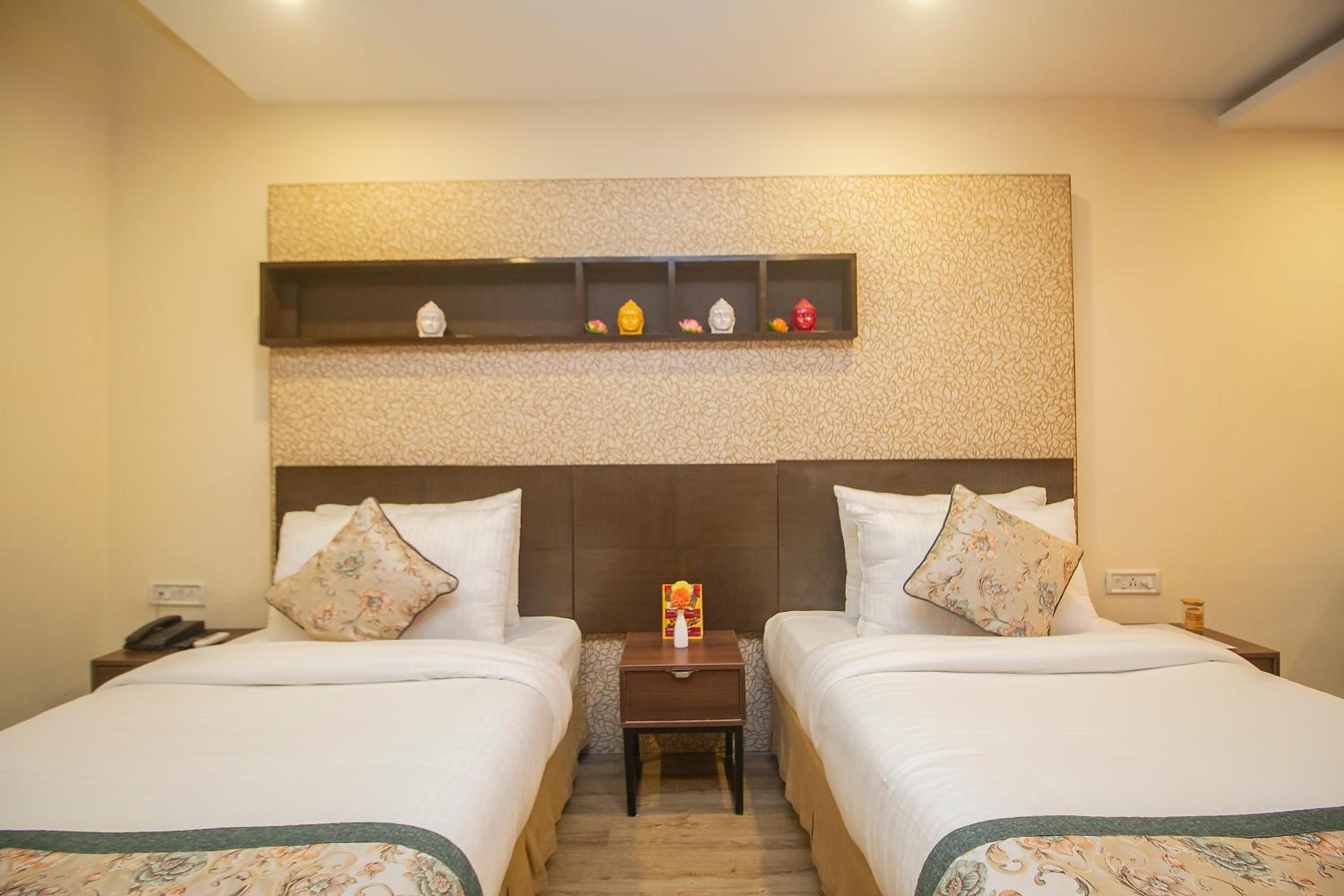 Superior Room with Mall Road View - Photo 8