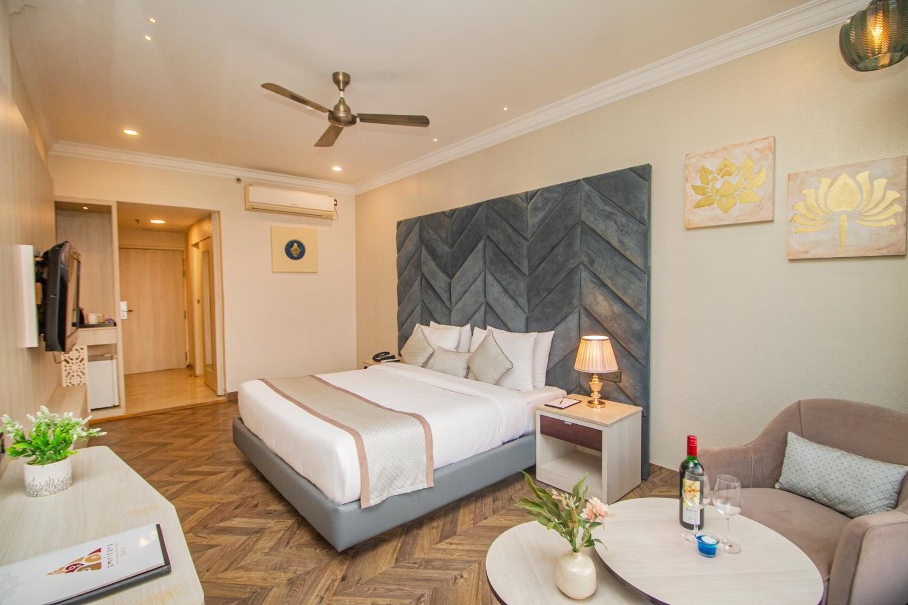 Superior Room with Mall Road View - Photo 1